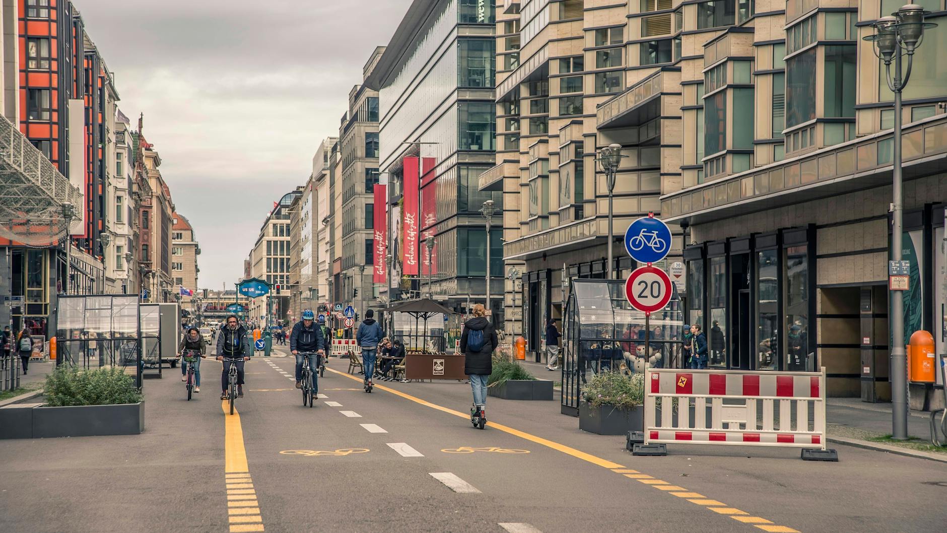 Fahrrad fahren und flanieren: Die neue Friedrichstraße ist offenbar attraktiv.