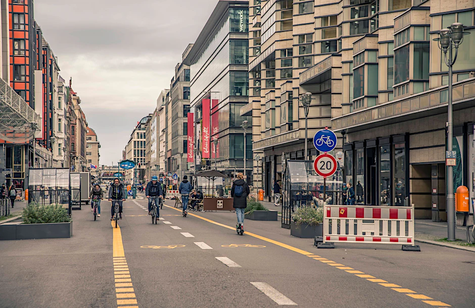 Fahrrad fahren und flanieren: Die neue Friedrichstraße ist offenbar attraktiv.
