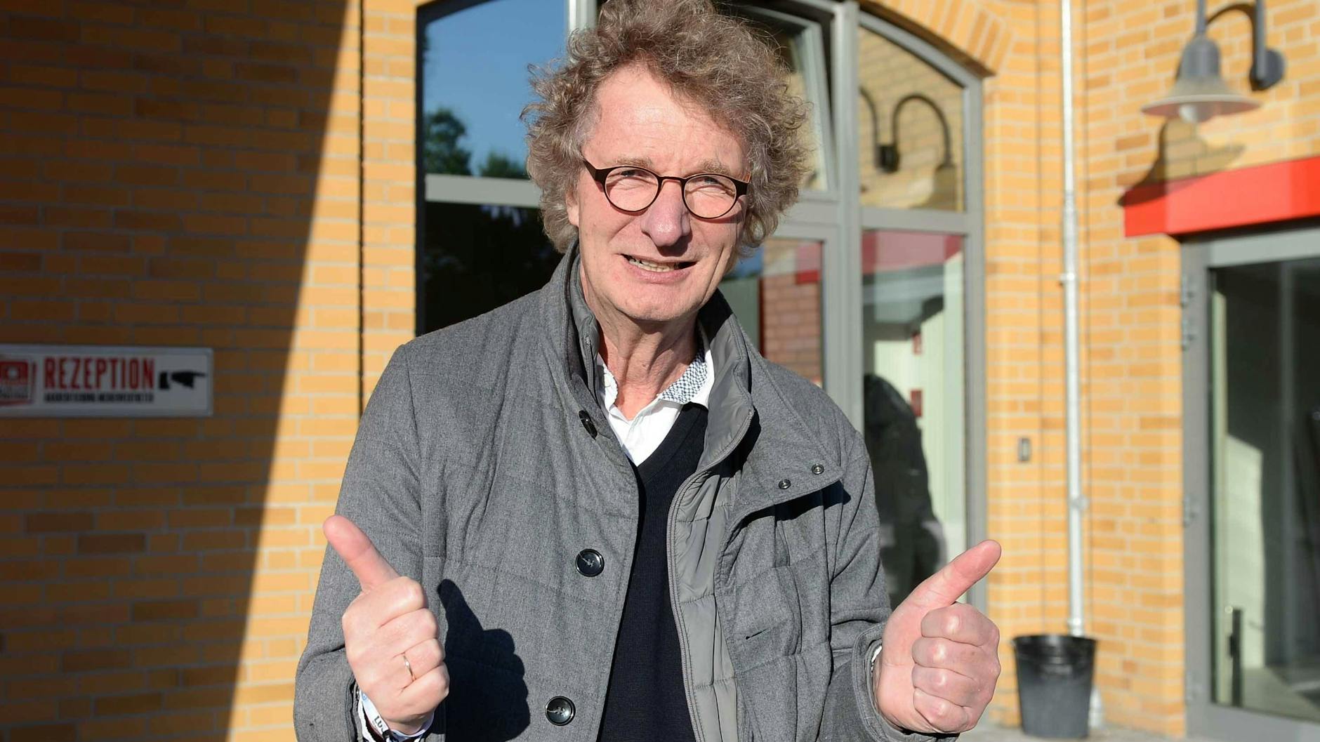 Drückt dem 1. FC Union beide Daumen und hilft mit Geld: Langzeit-Investor Michael Kölmel vor der Alten Försterei.