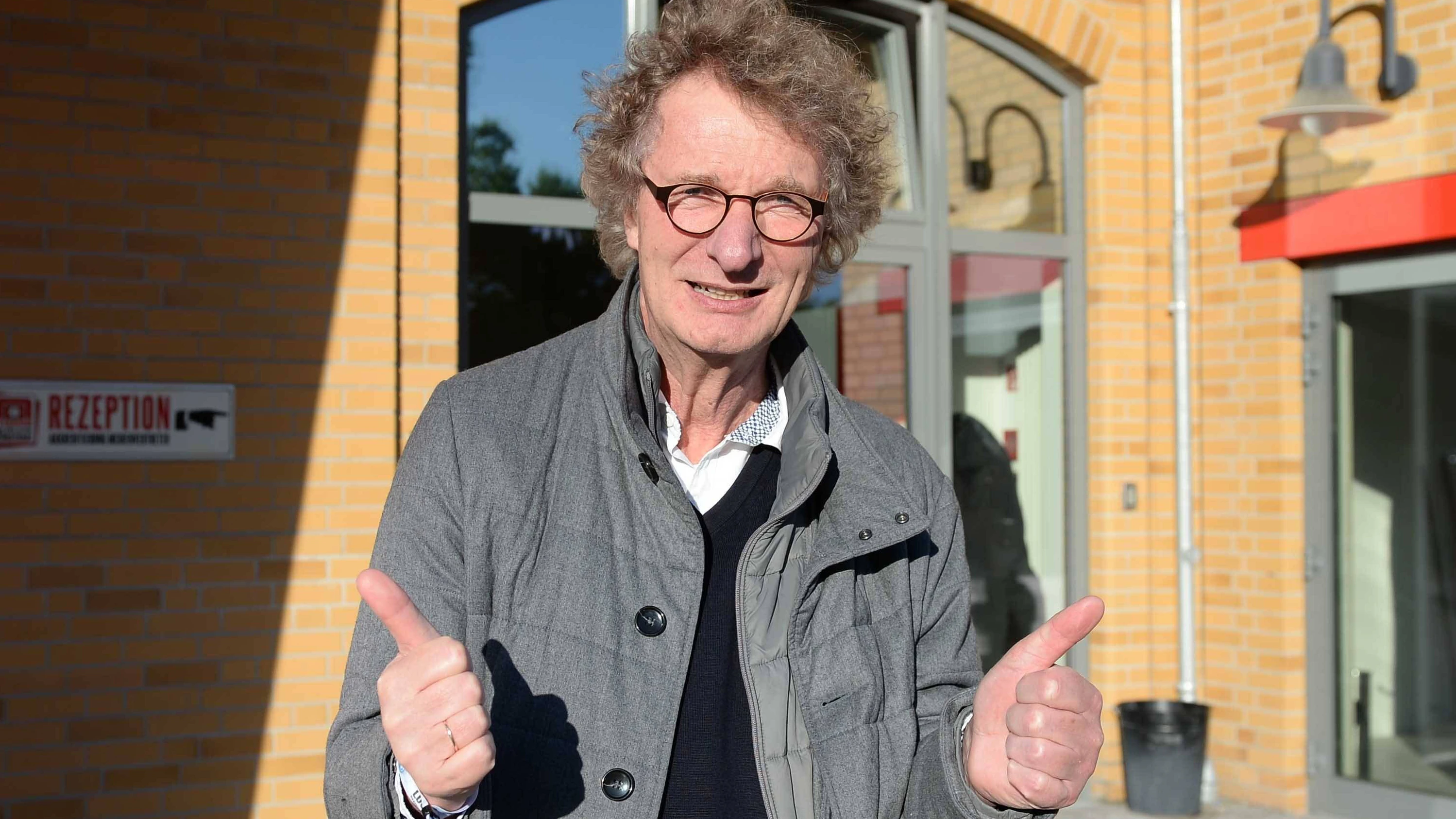 Drückt dem 1. FC Union beide Daumen und hilft mit Geld: Langzeit-Investor Michael Kölmel vor der Alten Försterei.