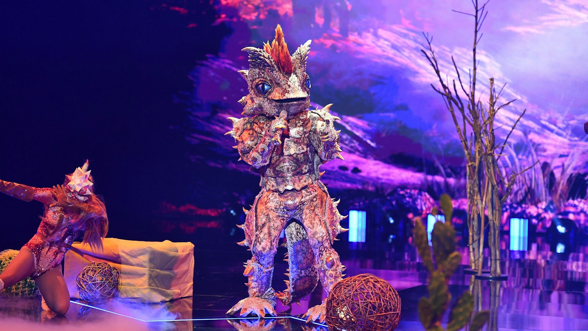 Welcher Promi steckt wohl im Dornteufel-Kostüm? Das sollten die Promis erraten - und witzelten dabei über Dieter Bohlen!