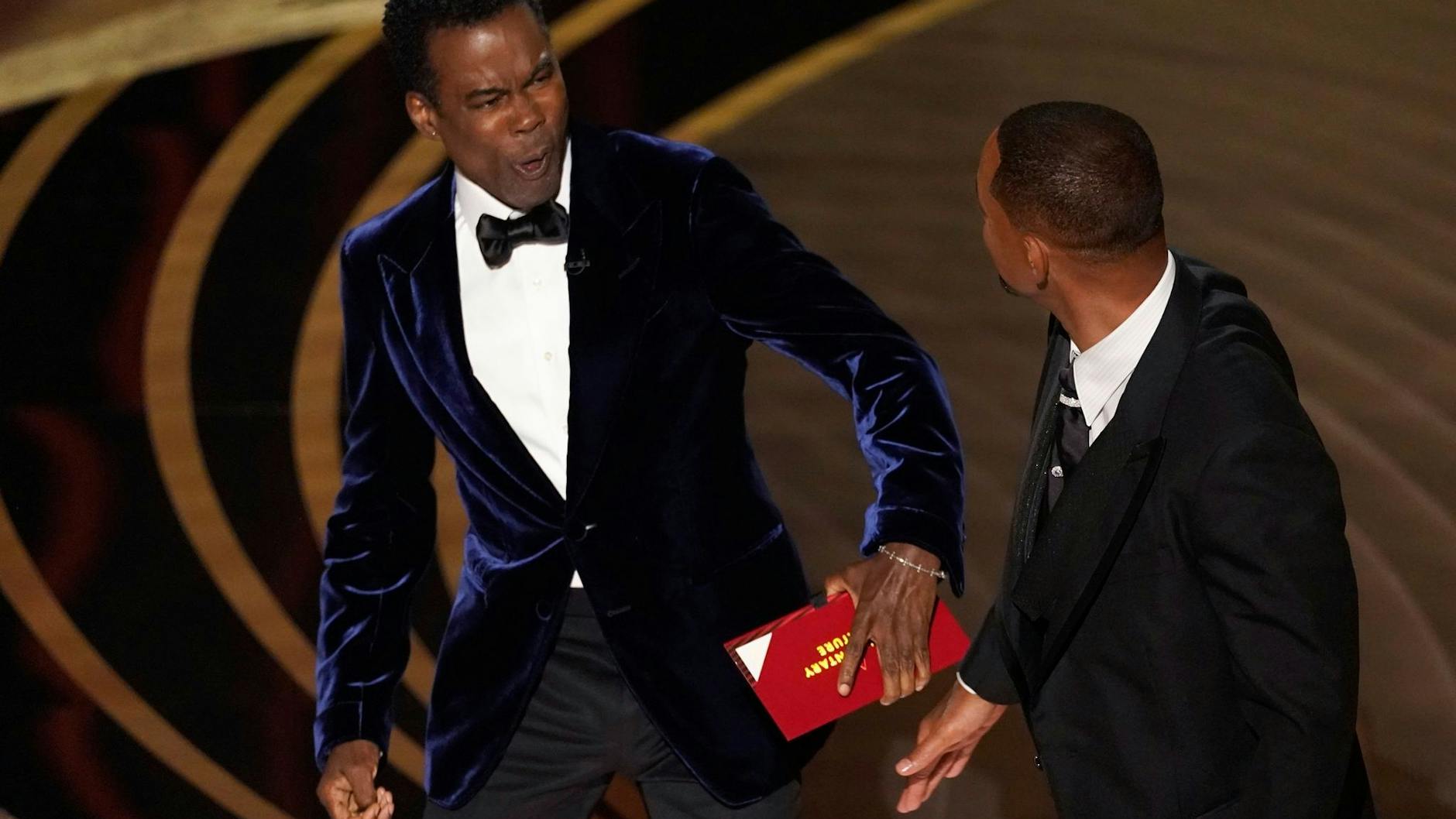 Chris Rock (li.) kurz nach der Ohrfeige von Will Smith (re.)