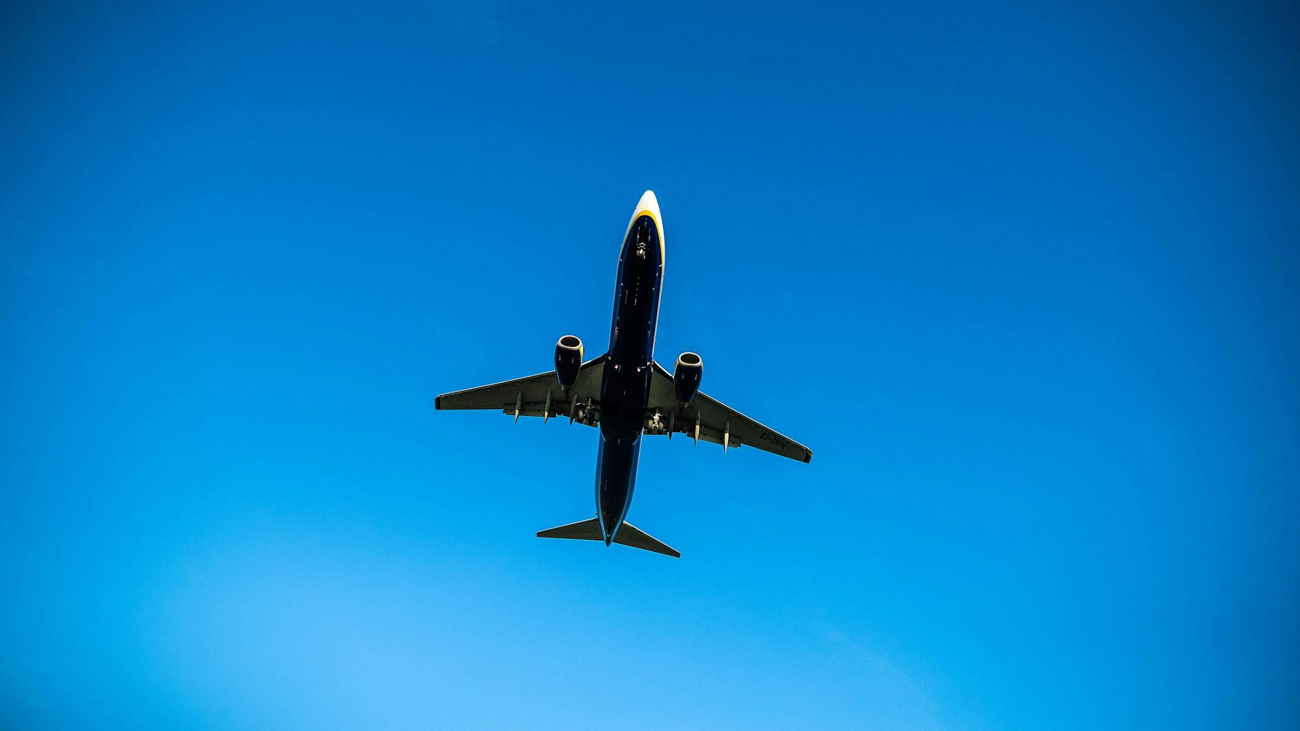 Ein Flugzeug über dem BER