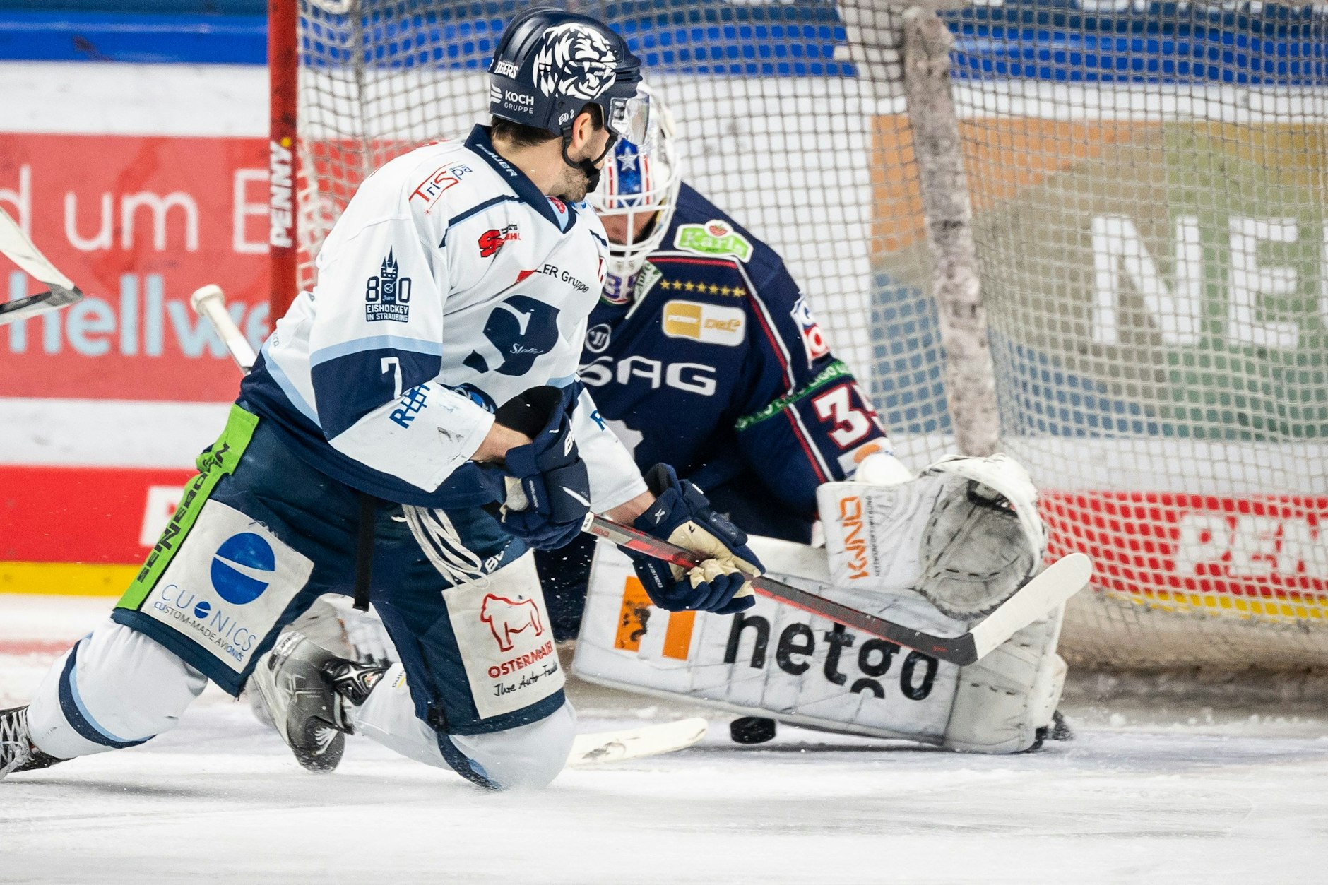 Und dann geht's dahin: Die Eisbären kassieren gegen Straubing durch Taylor Leier das 3:3 und im Anschluss noch drei Gegentore.