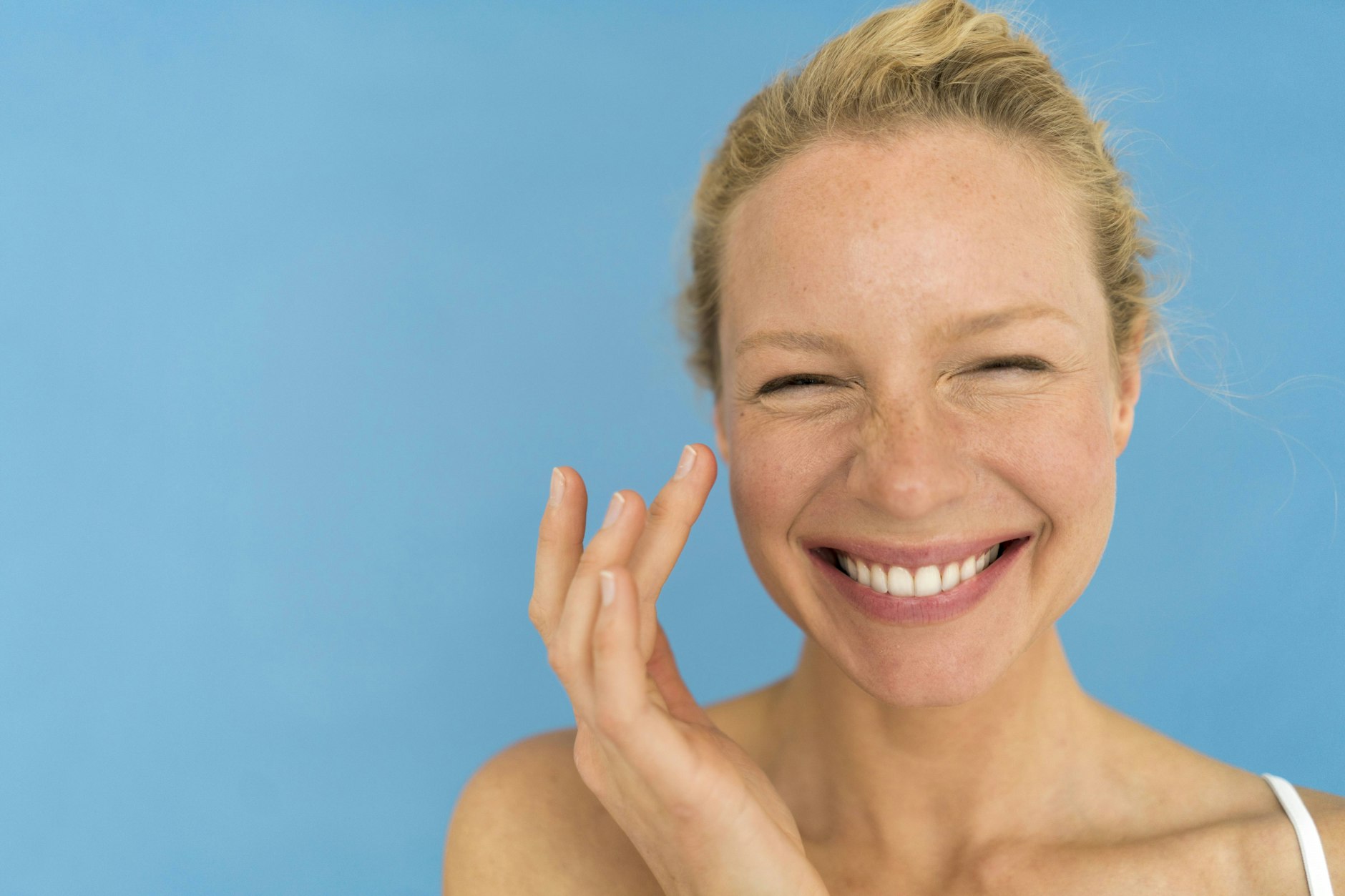 Eine zarte Frühlingsbräune steht uns jetzt gut. Mit Selbstbräuner ist sie schnell ins Gesicht und auf den Körper gezaubert.