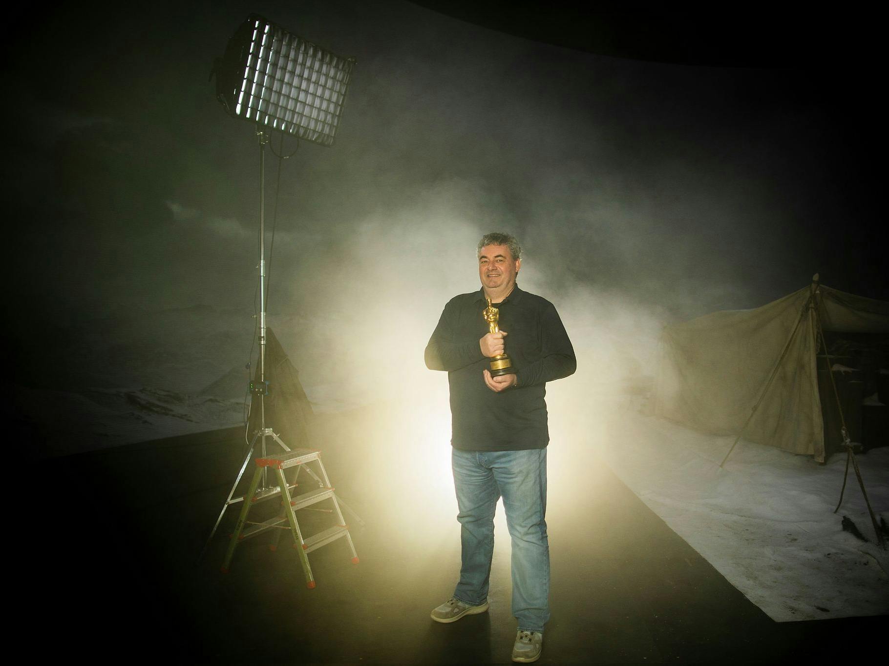 Gerd Nefzer, hier mit seinem Oscar für den Film „Blade Runner 2049“