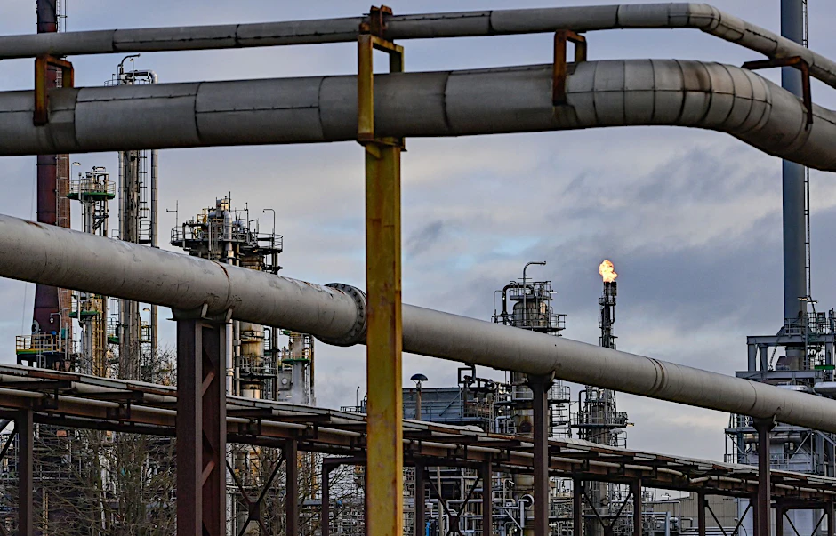 Aktuell kommt noch russisches Rohöl in deutschen Raffinerien an - doch der Druck in der Bevölkerung wächst, Russland mit einem Energie-Embargo zu belegen.