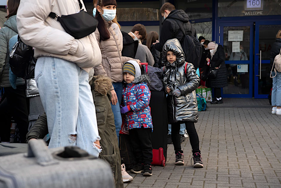 Yulia (vorne) und ihre Schwester Ulyana aus der Nähe der ukrainischen Stadt Charkiw stehen mit anderen Kriegsflüchtlingen vor einem Hostel in Lichtenberg. Sie mussten das Hostel verlassen.