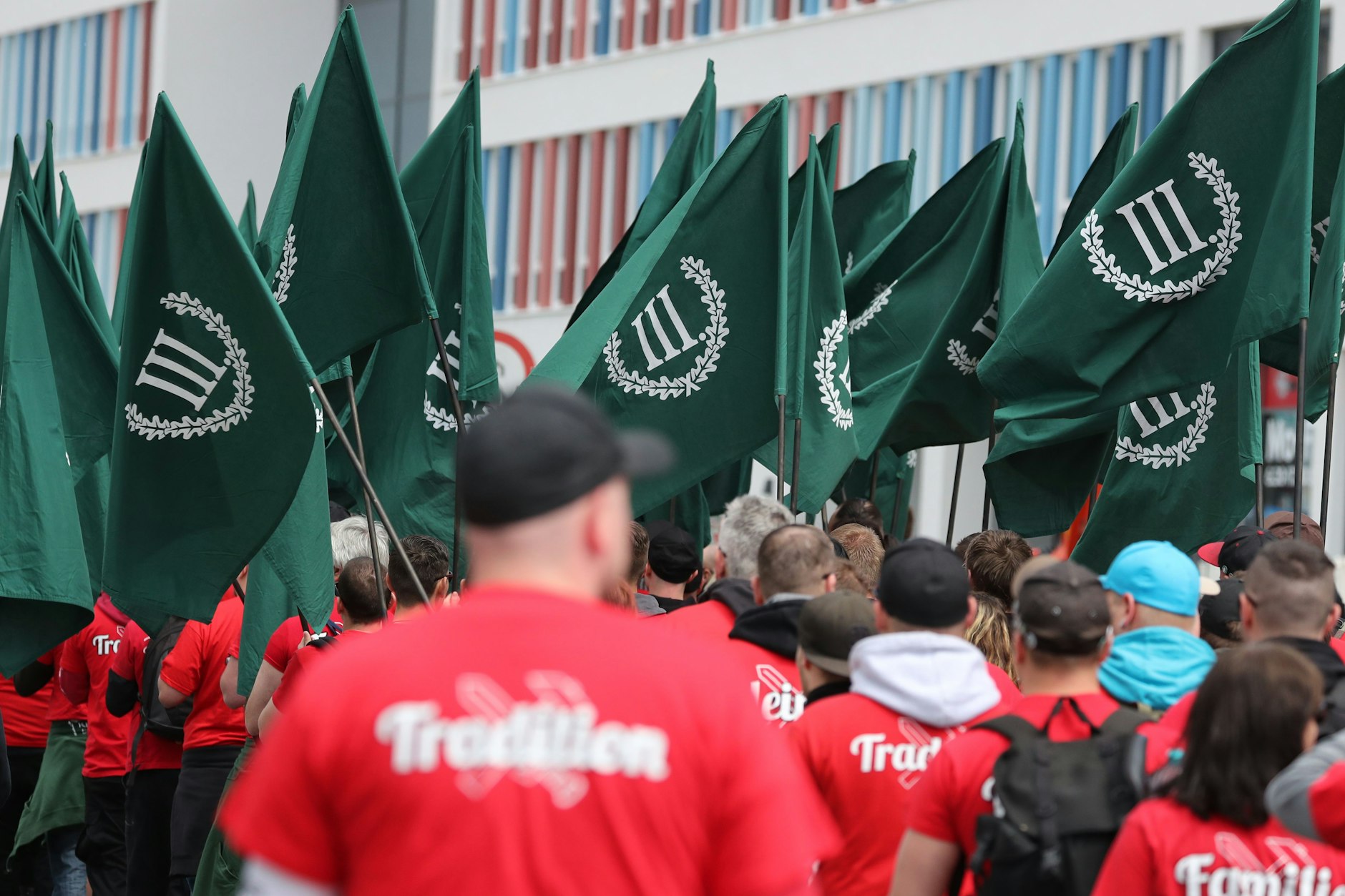 Anhänger der Neonazi-Partei Der III. Weg bei einer Demonstration in Chemnitz