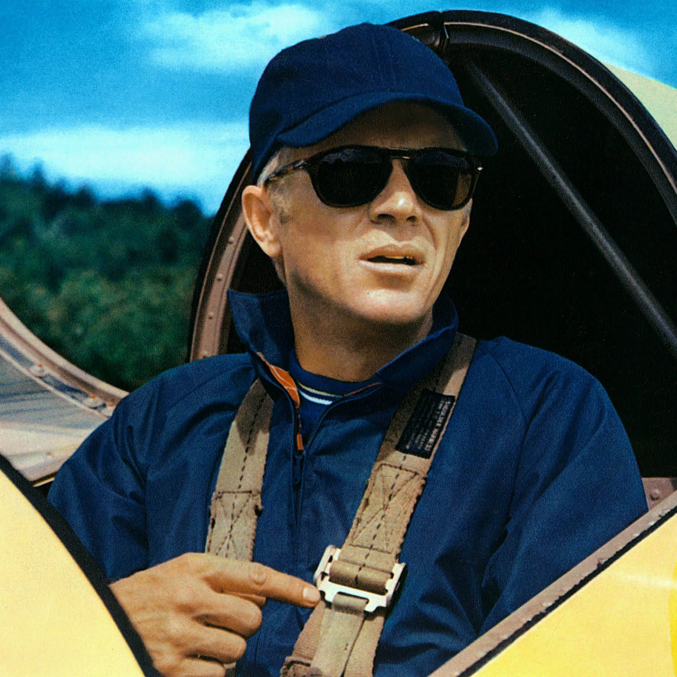 Steve McQueen mit dem Persol-Klassiker „649“ in „The Thomas Crown Affair“ (1968). Heute ist das Brillenmodell klappbar und unter der Bezeichnung „714SM“ für 350 Euro zu haben.