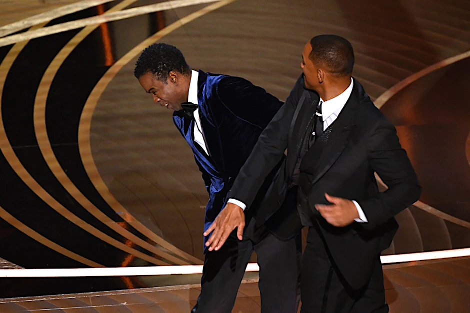 Schon die zweite herzhafte Backpfeife auf öffentlicher Bühne an diesem Wochenende: Bei den Oscars schlug Will Smith am Sonntagabend den Komiker Chris Rock, in Deutschland wurde tags zuvor Komiker Oliver Pocher zum Opfer von Rapper Fat Comedy.