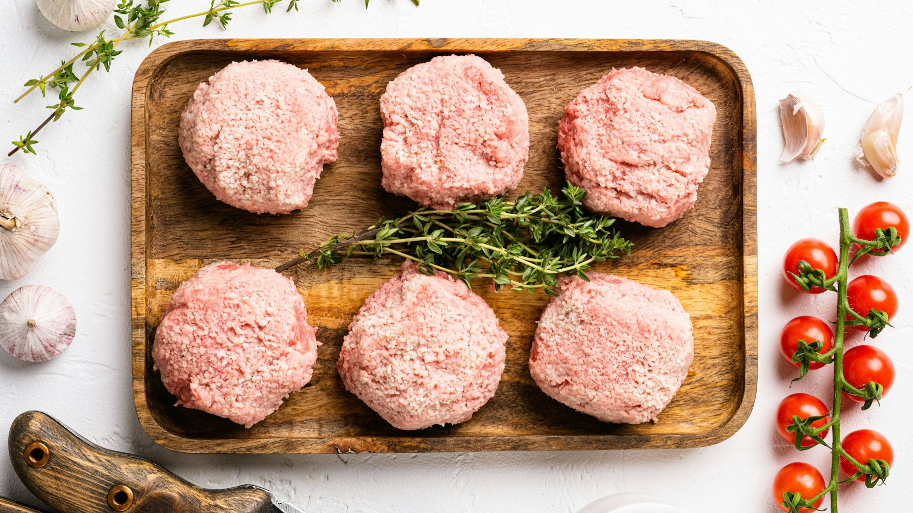 Quer você as chame de köttbullar, bitterballen, frikadelle ou