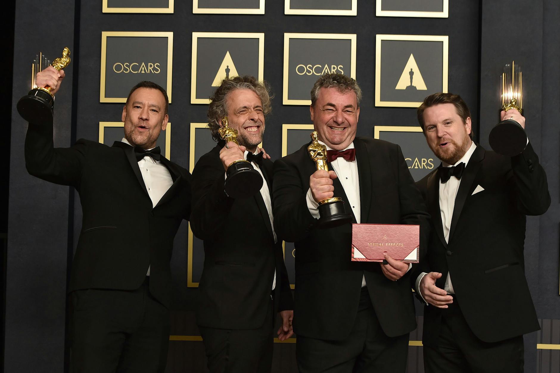 Brian Connor (v. l. n. r.), Paul Lambert, Gerd Nefzer und Tristan Myles freuen sich über den Oscar in der Kategorie Visuelle Effekte für den Science-Fiction-Film „Dune“.