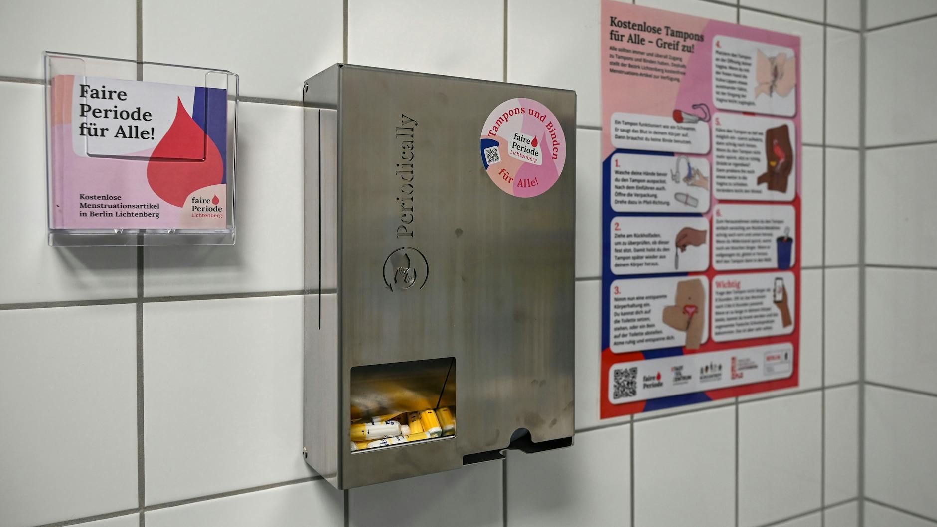 Die Tampon-Automaten werden mit Informationsmaterial kombiniert.