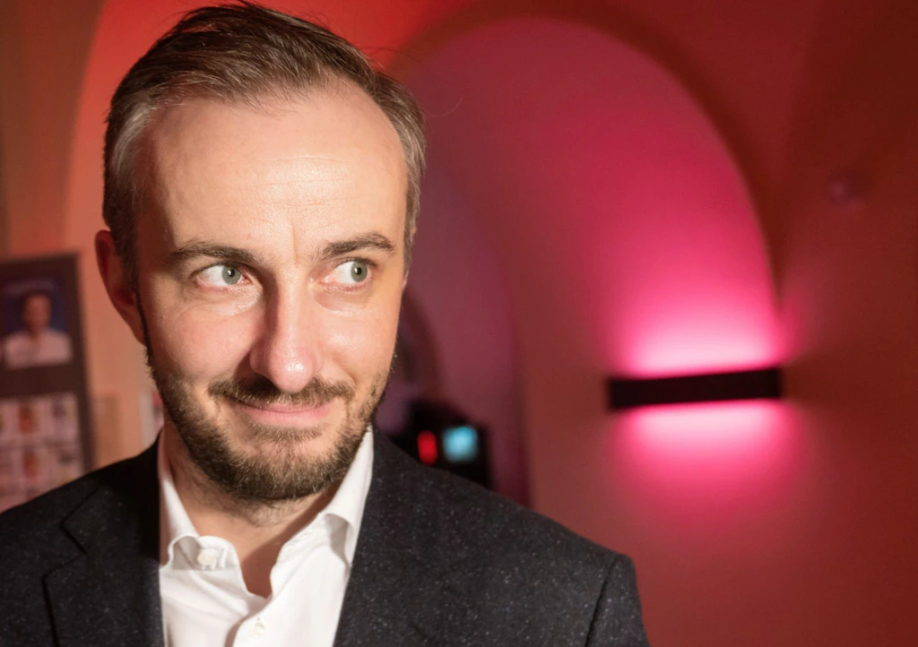 Jan Böhmermann nach seinem irren Porno-Dreh: Jetzt entblößt er die Justiz
