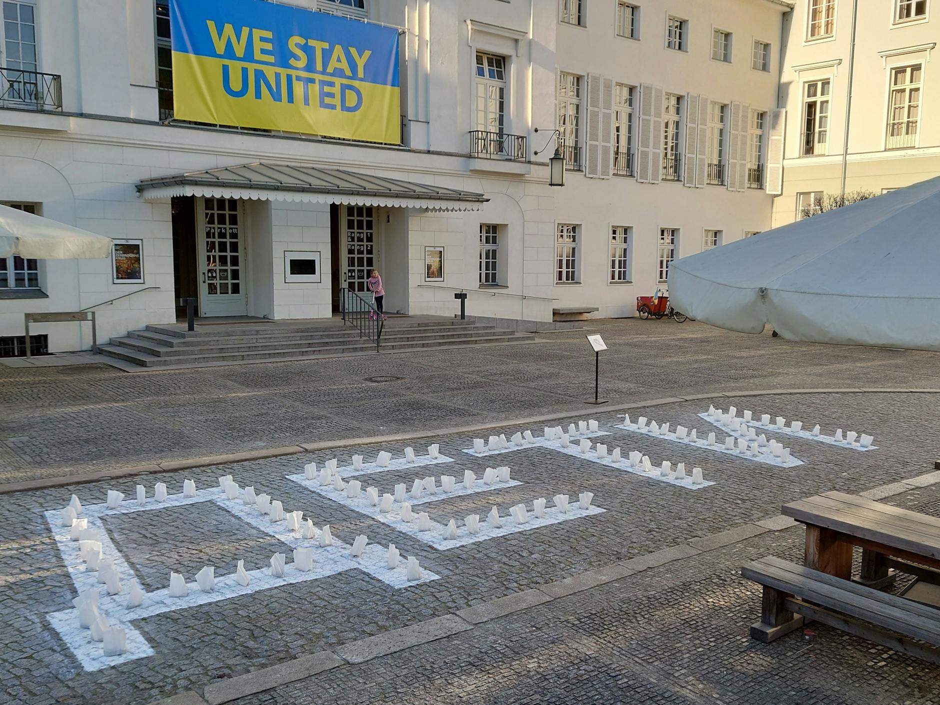 Der Schriftzug „Дети“ vor dem Deutschen Theater.