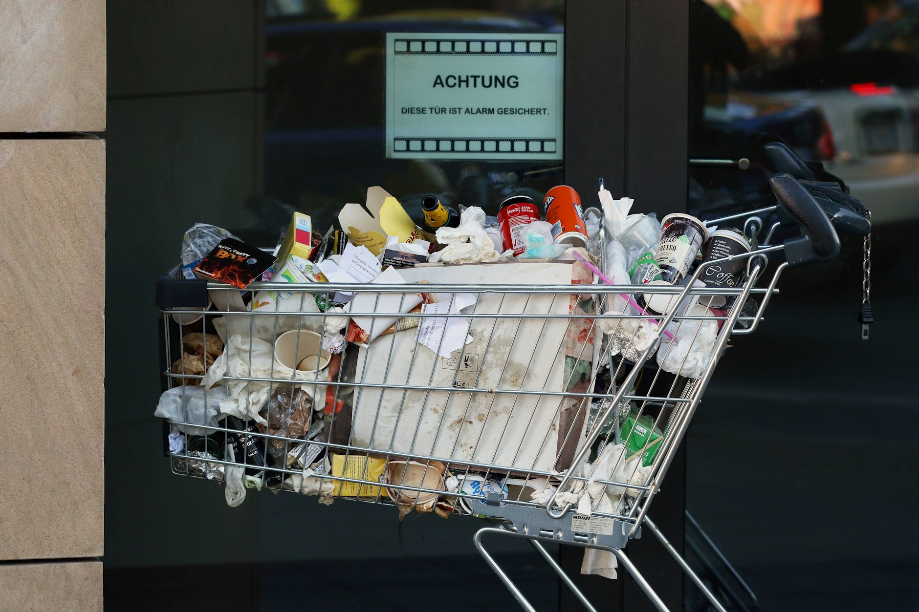 Die Mülleimer in Mitte sind überfüllt. Jetzt muss ein Einkaufswagen herhalten.&nbsp;