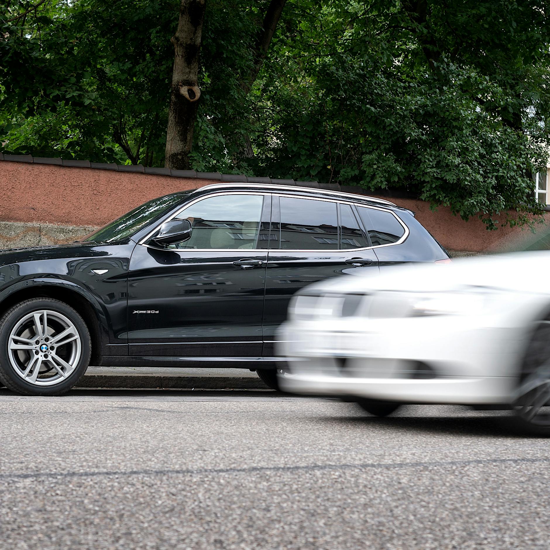 Mit dem SUV auf den Behindertenparkplatz