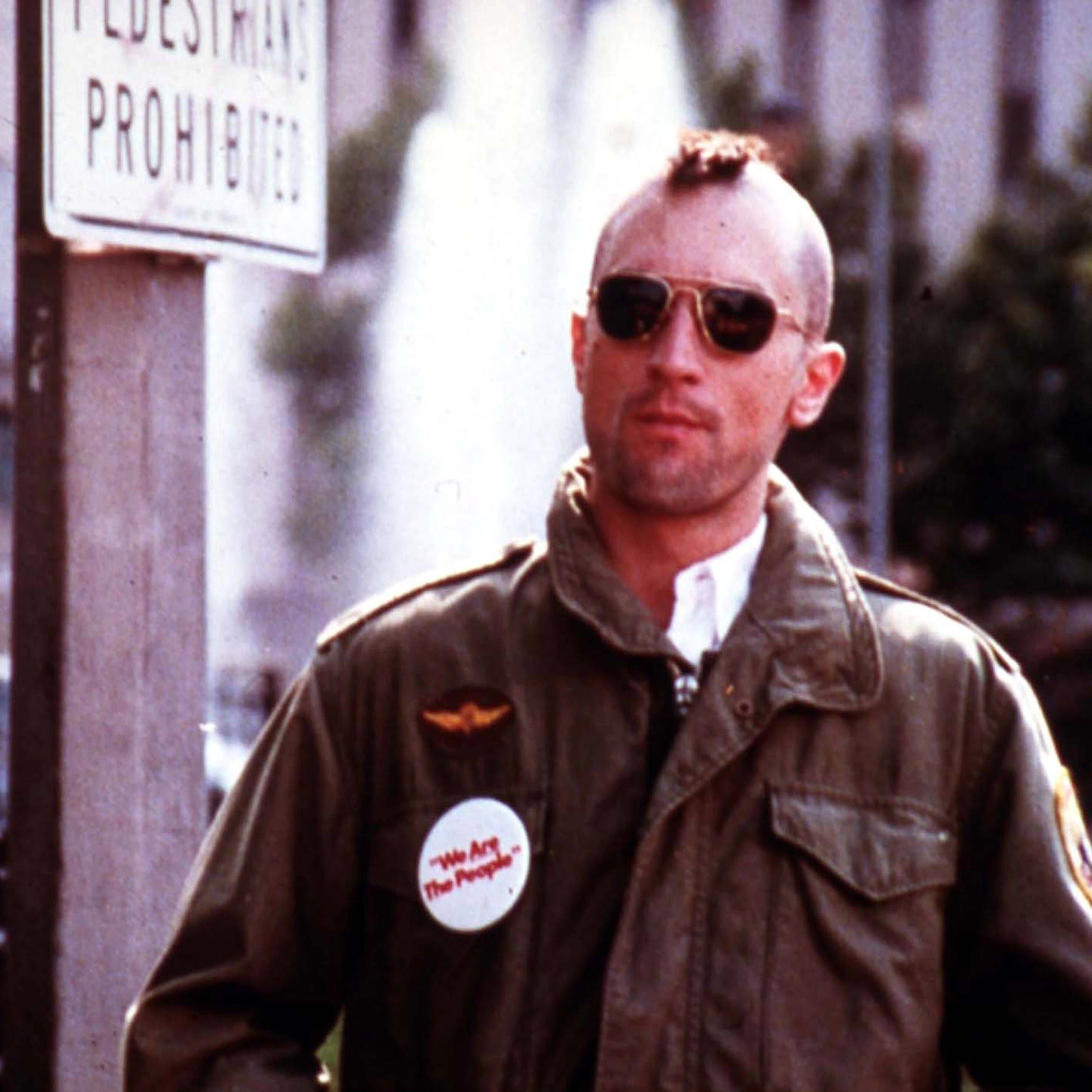 Robert De Niro mit der „Original Pilot“ von American Optical als „Taxi Driver “ (1976). Die Brille wurde ursprünglich für die US-Army hergestellt. Bis heute gibt es das Modell auf dem zivilen Markt, bei American Optical kostet es 194 Dollar.