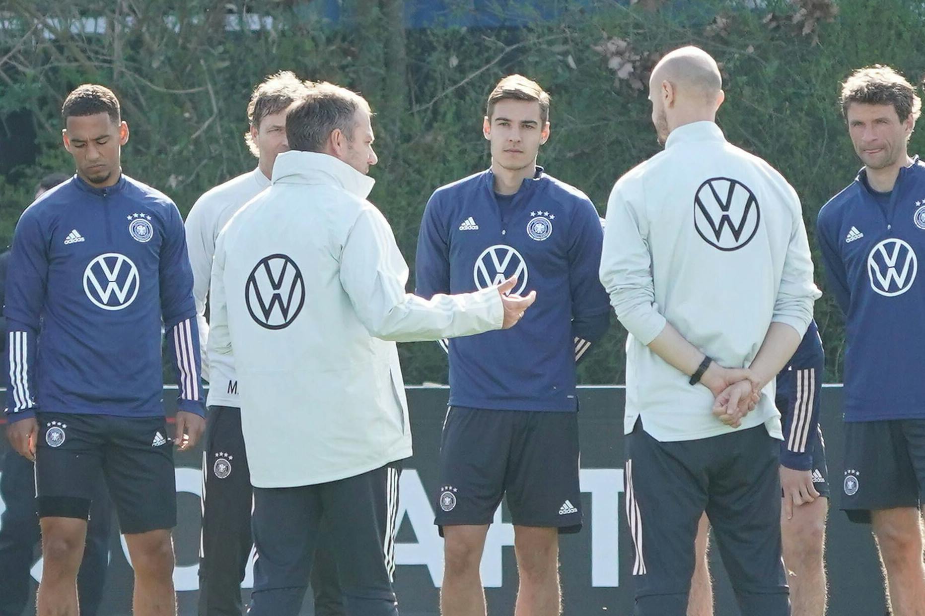Bundestrainer Hansi Flick (M.) lässt beim Abschlusstraining nicht nur mit dem Ball üben, er erklärt seinen Spielern auch ganz viel.