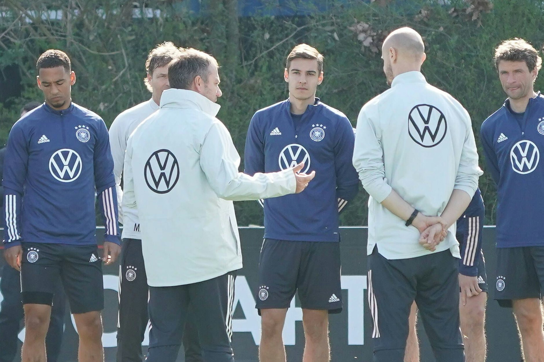 Bundestrainer Hansi Flick (M.) lässt beim Abschlusstraining nicht nur mit dem Ball üben, er erklärt seinen Spielern auch ganz viel.