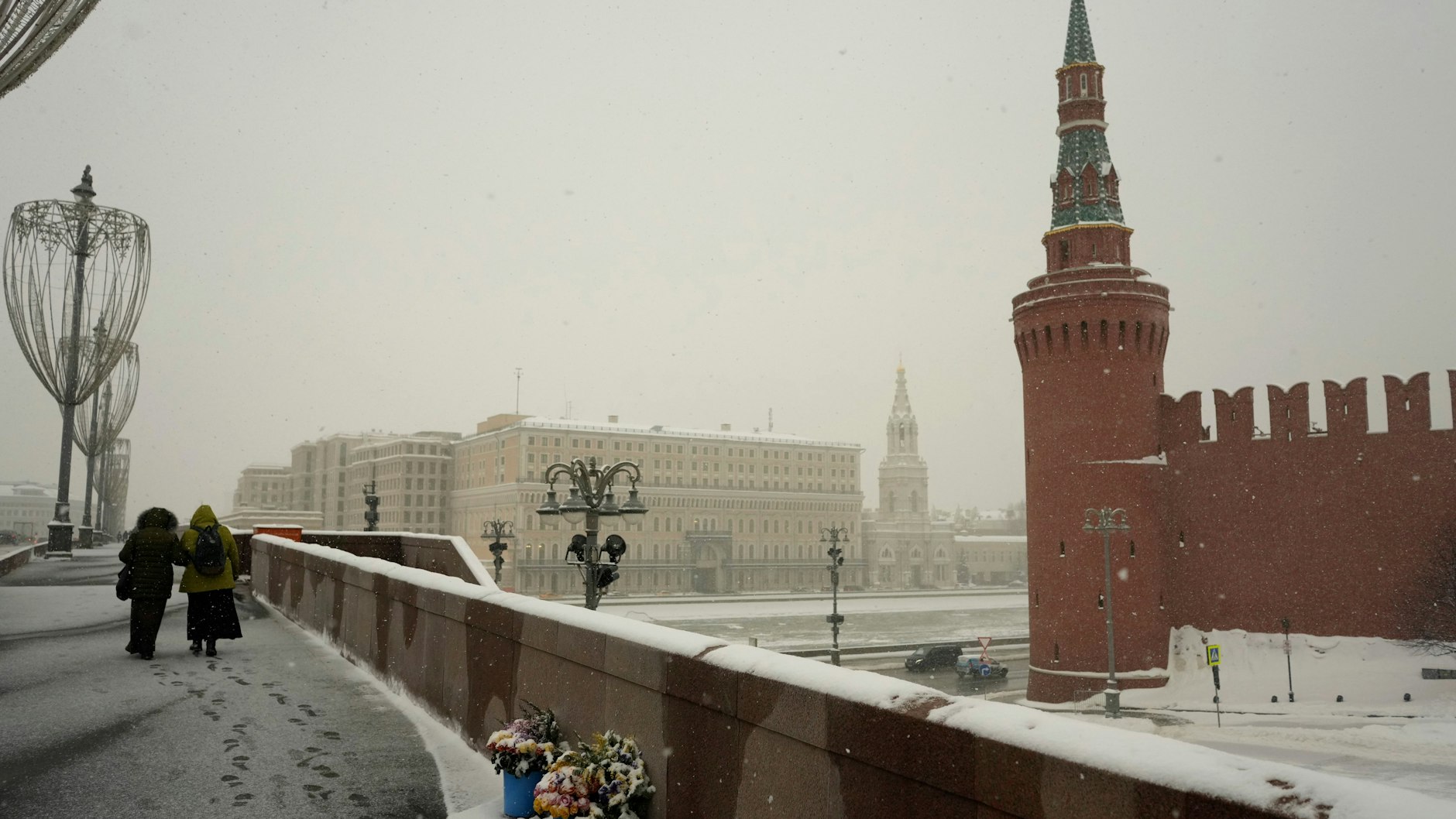 Im Februar legten Moskauer Blumen auf der Brücke nieder, auf der Boris Nemzow erschossen worden war.
