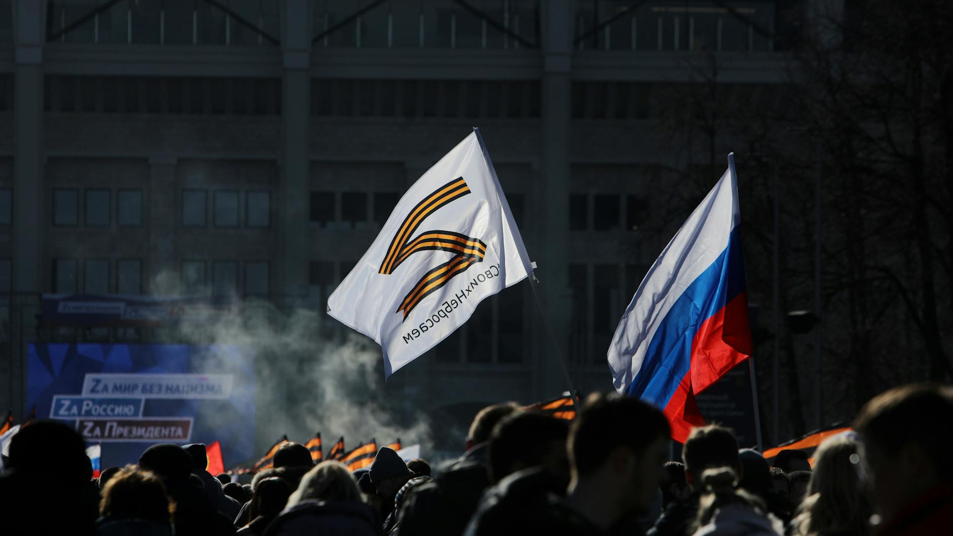 Fahnen am Rande eines Konzerts in Russland zur Feier des achten Jahrestags der Einverleibung der Schwarzmeer-Halbinsel Krim. Das „Z“-Symbol ist das Zeichen der russischen Armee im Ukraine-Krieg.