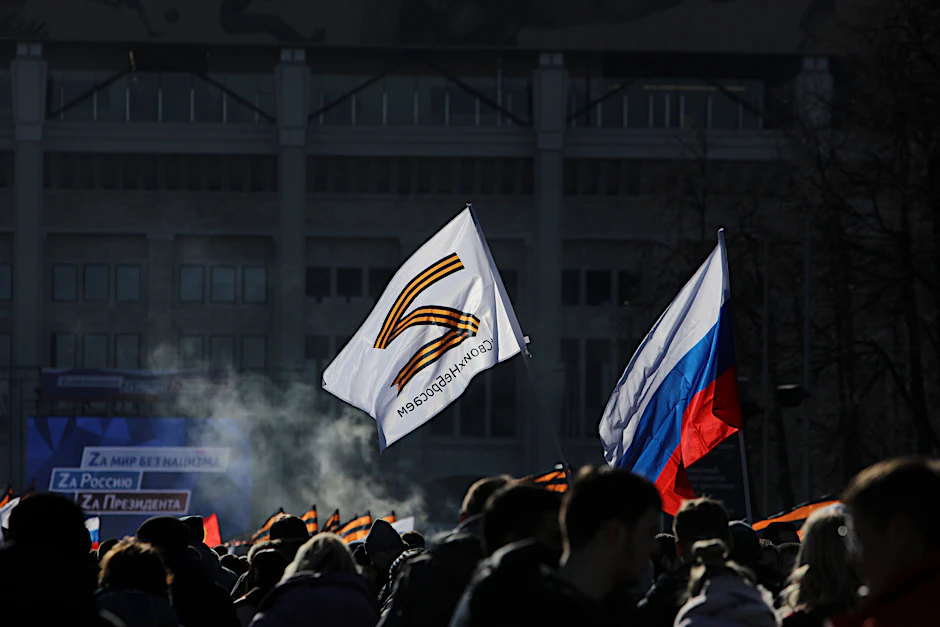Fahnen am Rande eines Konzerts in Russland zur Feier des achten Jahrestags der Einverleibung der Schwarzmeer-Halbinsel Krim. Das „Z“-Symbol&nbsp;ist das Zeichen der russischen Armee im Ukraine-Krieg.