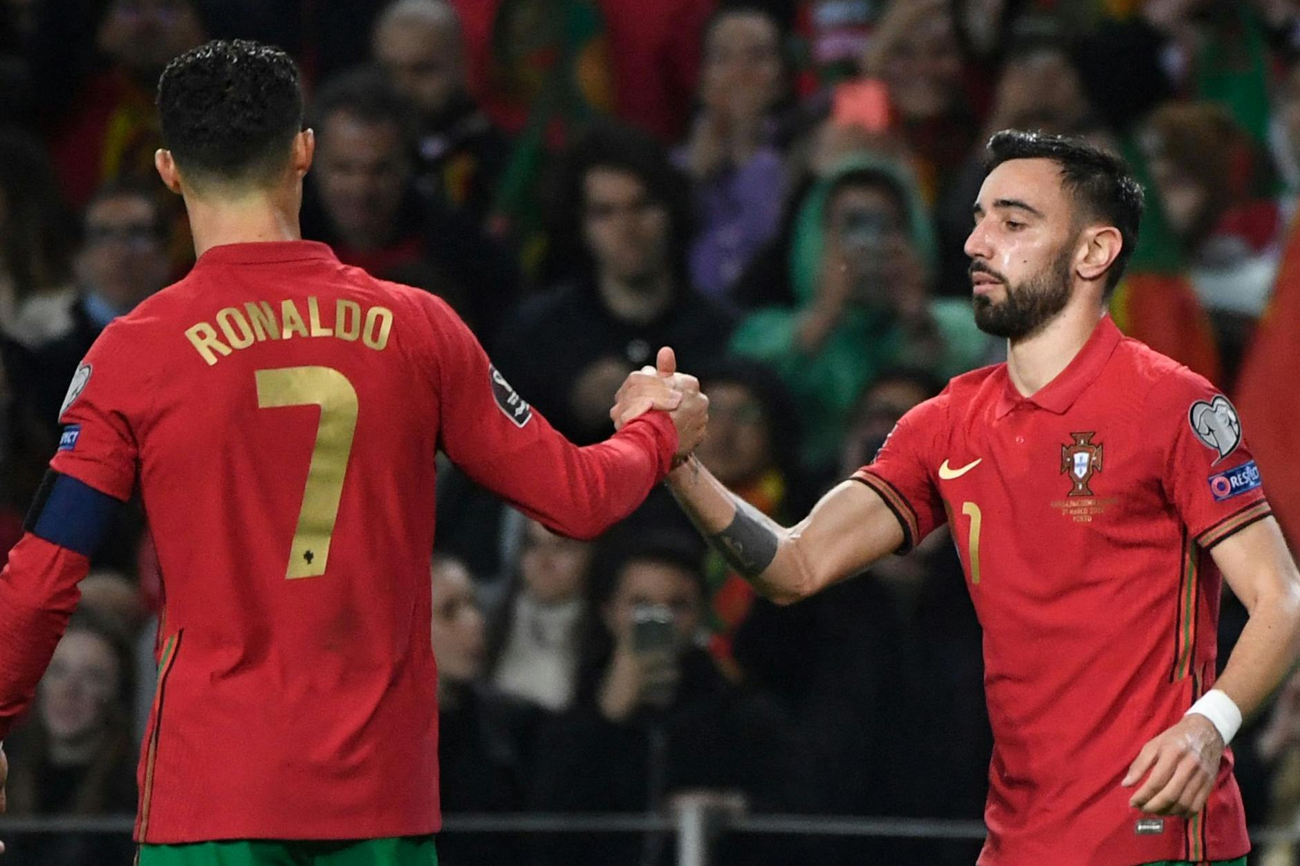 Cooler Jubel: Cristiano Ronaldo klatscht mit Doppelpacker Bruno Fernands ab.