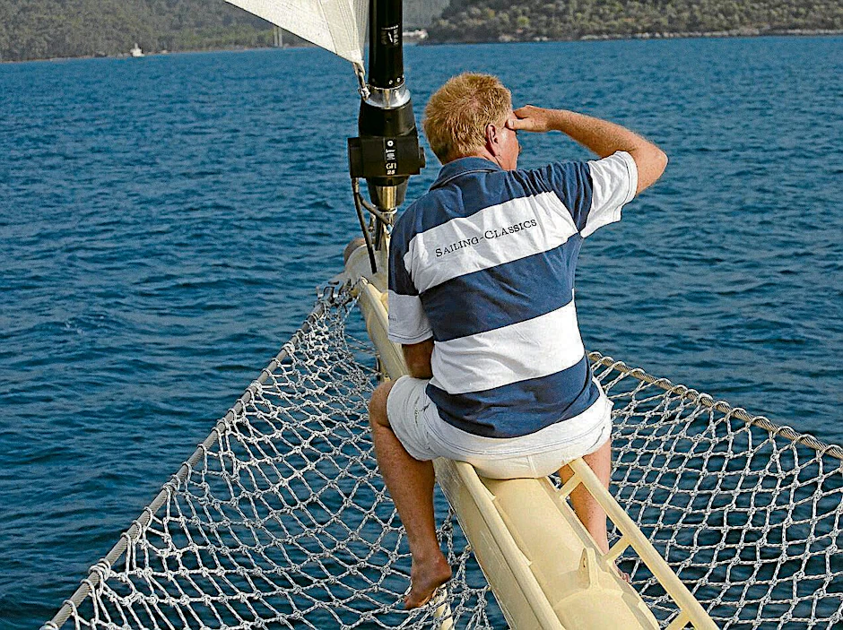 Ein Mann auf einer Segeljacht