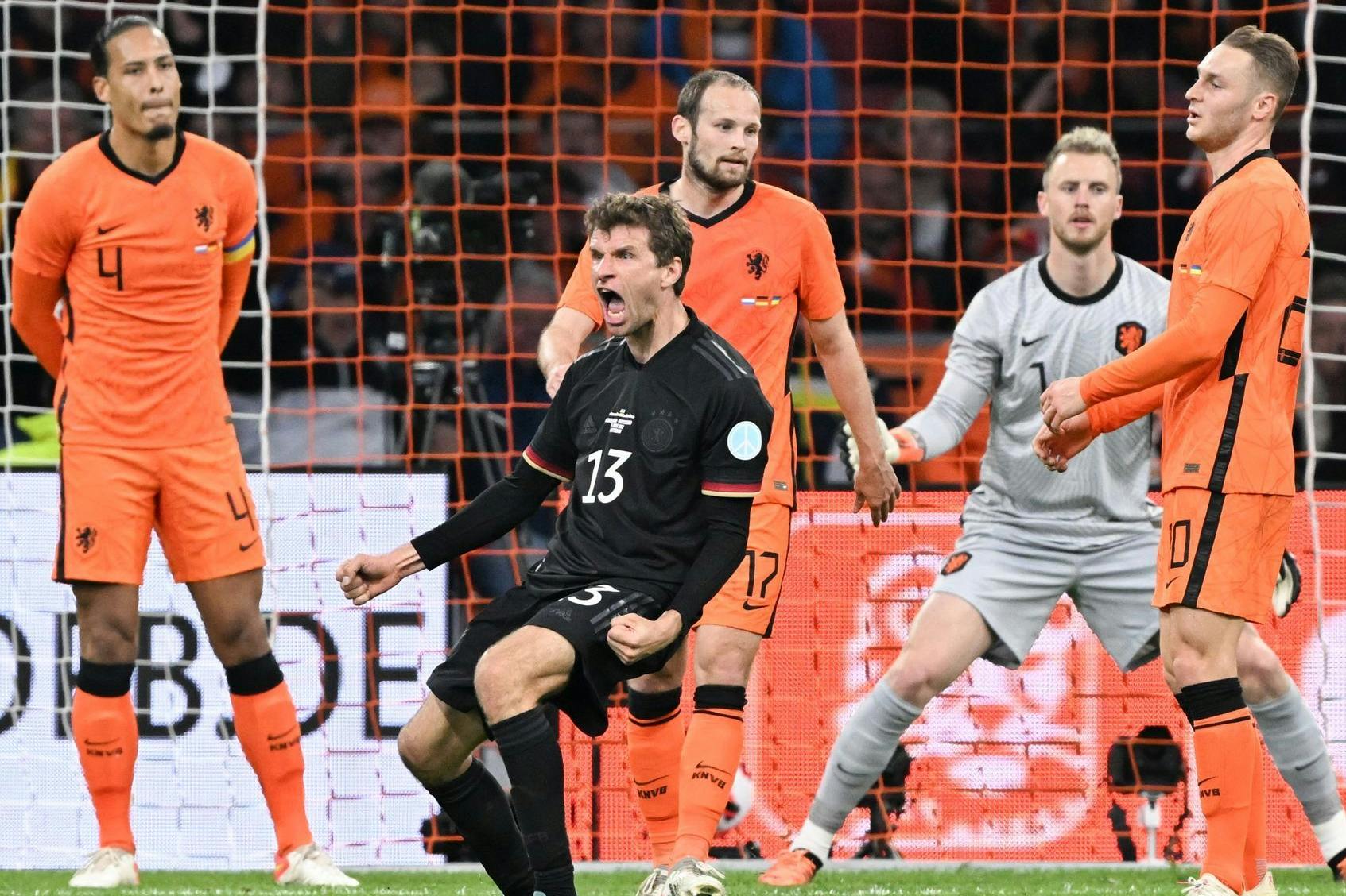 Thomas Müller bejubelt sein Führungstor in Amsterdam beim Test gegen Holland, schickt nicht nur vier Spieler des Gegners.