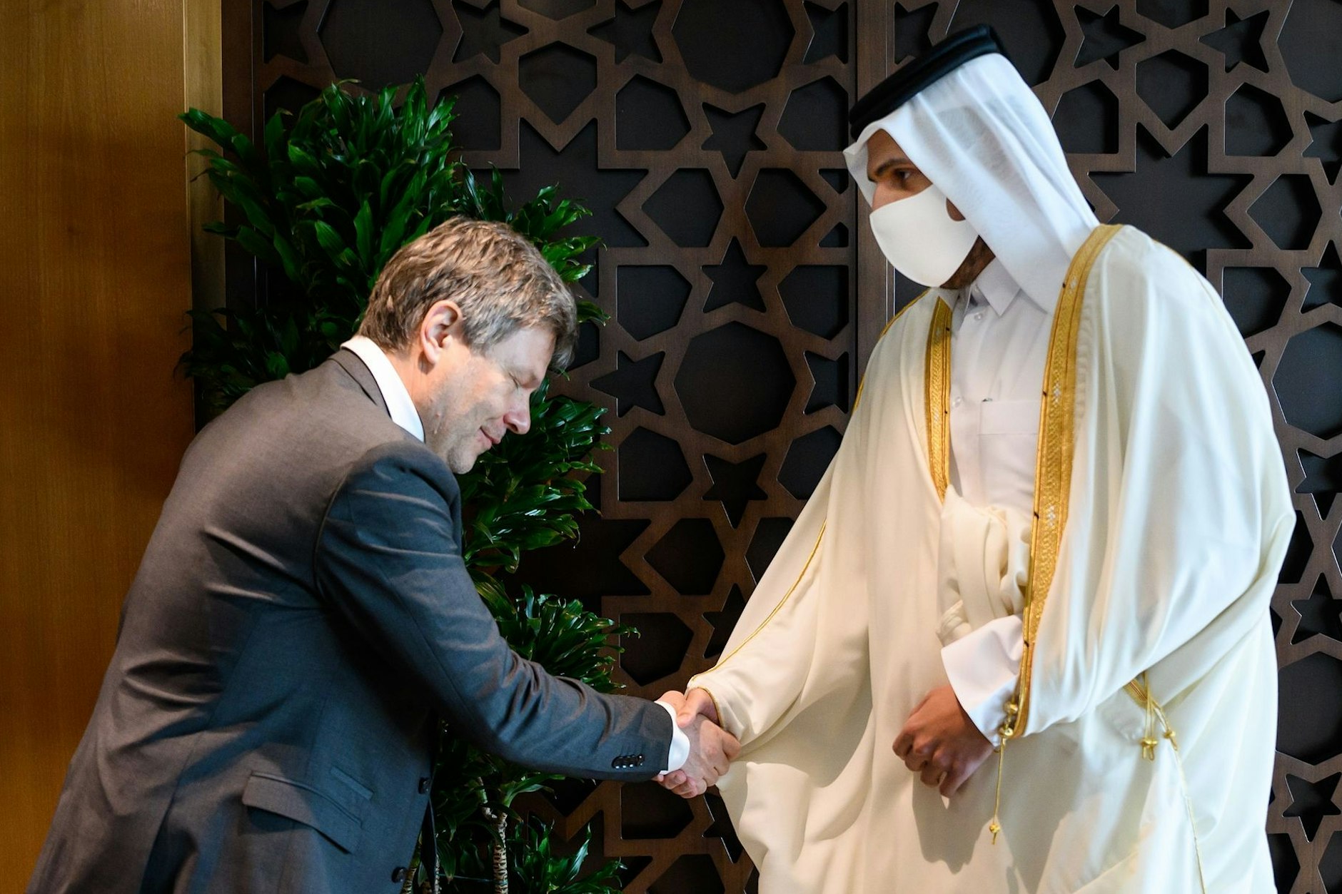 Robert Habeck zu Besuch bei Handelsminister Scheich Mohammed bin Hamad bin Kasim al-Abdullah Al Thani in Katar.