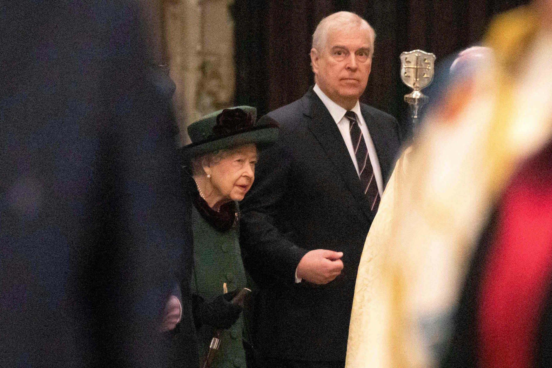 Queen Elizabeth kommt an der Seite ihres Sohnes Prinz Andrew in die Westminster Abbey in London zur Trauerfeier für ihren verstorbenen Gatten Prinz Philip.