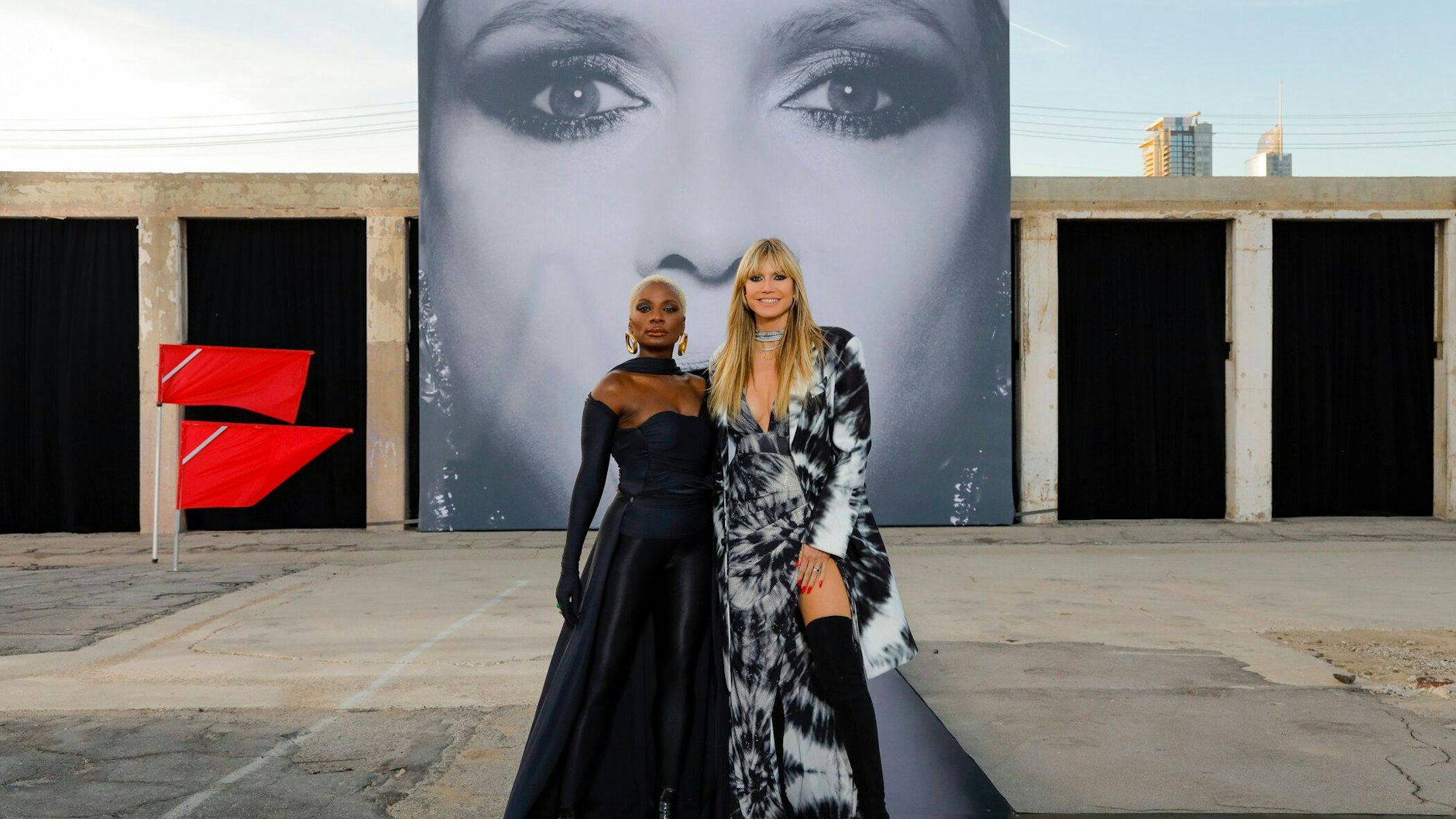 In der aktuellen Folge von GNTM hat Heidi Klum die Tänzerin Nikeata Thompson in die Jury geholt.