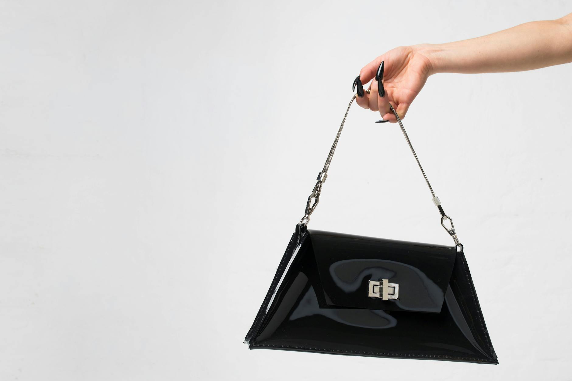 Trapezförmig und hochglänzend: die „Xenia Bag“ der Berliner Designerin Judith Bondy.