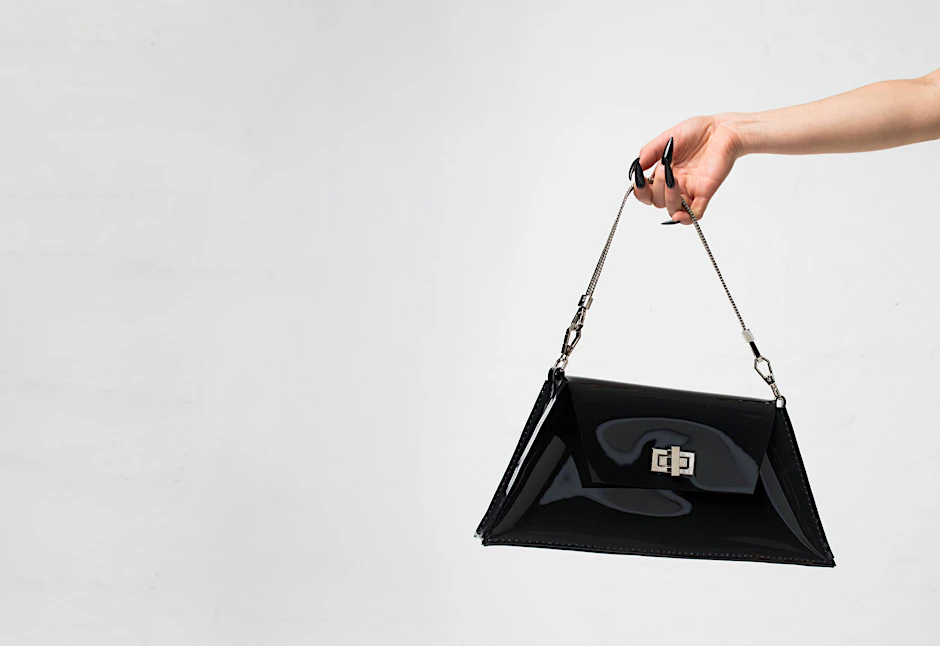 Trapezförmig und hochglänzend: die „Xenia Bag“ der Berliner Designerin Judith Bondy.