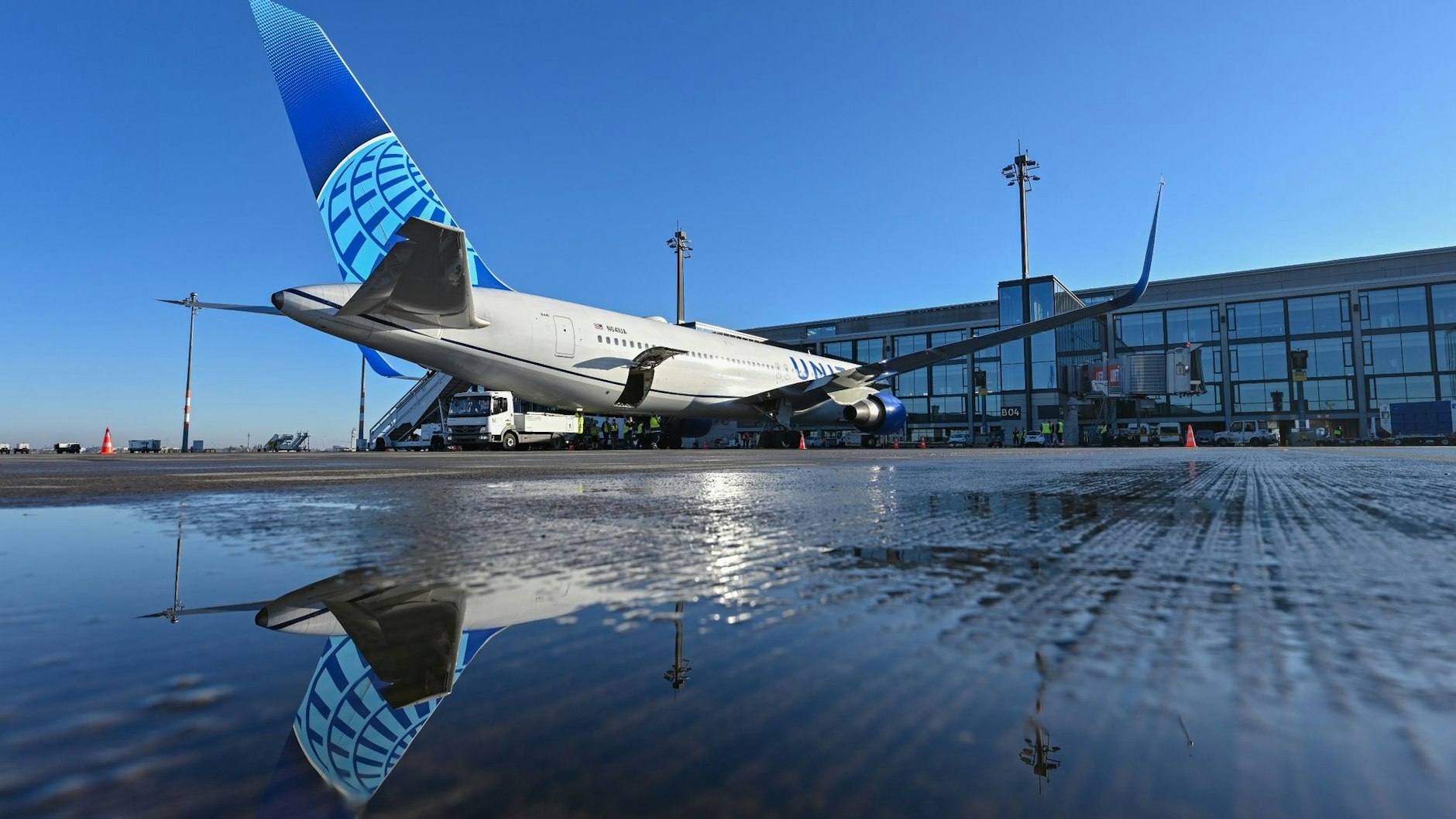 Startklar für den Flug über den Atlantik: Eine Boeing 767 von United Airlines am BER. Seit 28. März steuert die US-Airline sechs Mal wöchentlich den Flughafen Newark bei New York an.
