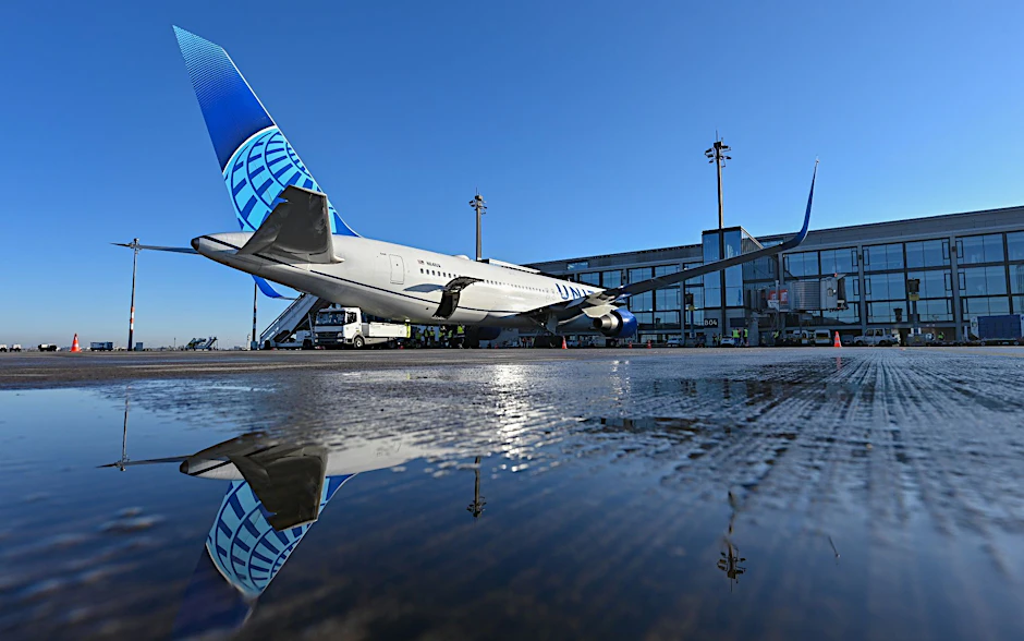 Startklar für den Flug über den Atlantik: Eine Boeing 767 von United Airlines am BER. Seit 28. März steuert die US-Airline sechs Mal wöchentlich den Flughafen Newark bei New York an.