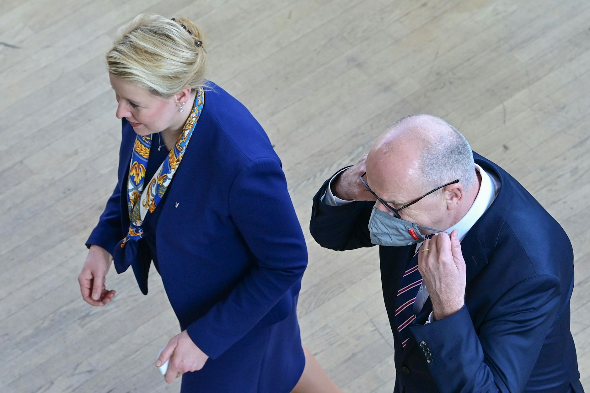 Franziska Giffey und Dietmar Woidke auf dem Weg zur ersten gemeinsamen Regierungssitzung des neuen Berliner Senats mit der brandenburgischen Landesregierung in Frankfurt (Oder).