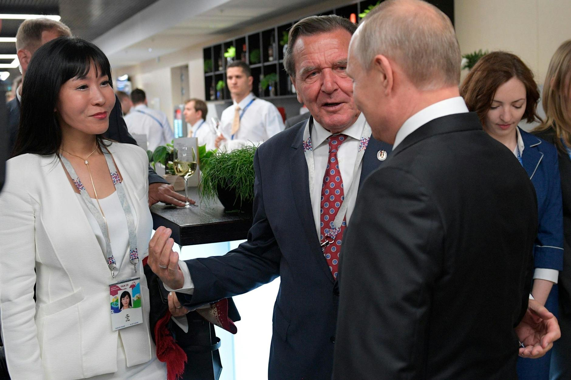 2018 stellte Gerhard Schröder Wladimir Putin in Moskau seine fünfte Ehefrau So-yeon Kim vor
