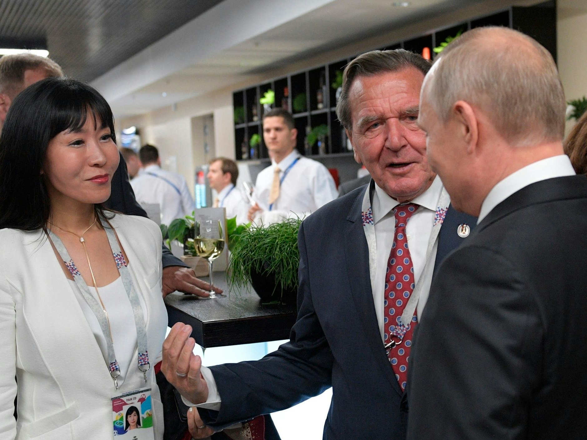 2018 stellte Gerhard Schröder Wladimir Putin in Moskau seine fünfte Ehefrau So-yeon Kim  vor