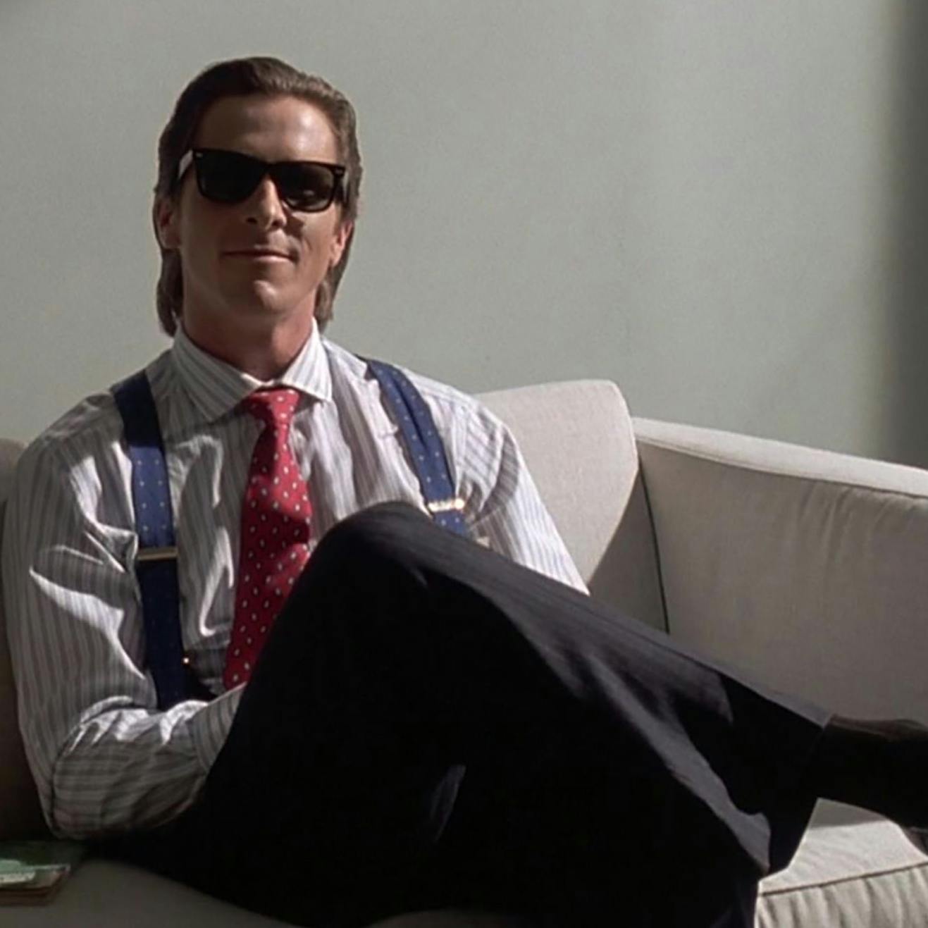 Christian Bale trägt in der Verfilmung des Romans „American Psycho“ von Bret Easton Ellis (2000) eine schwarze Wayfarer von Ray Ban. Den Klassiker gibt es bis heute zu kaufen. Kostenpunkt für das Model „Original Wayfarer Classic“ mit schwarzem Rahmen: 145 Euro.