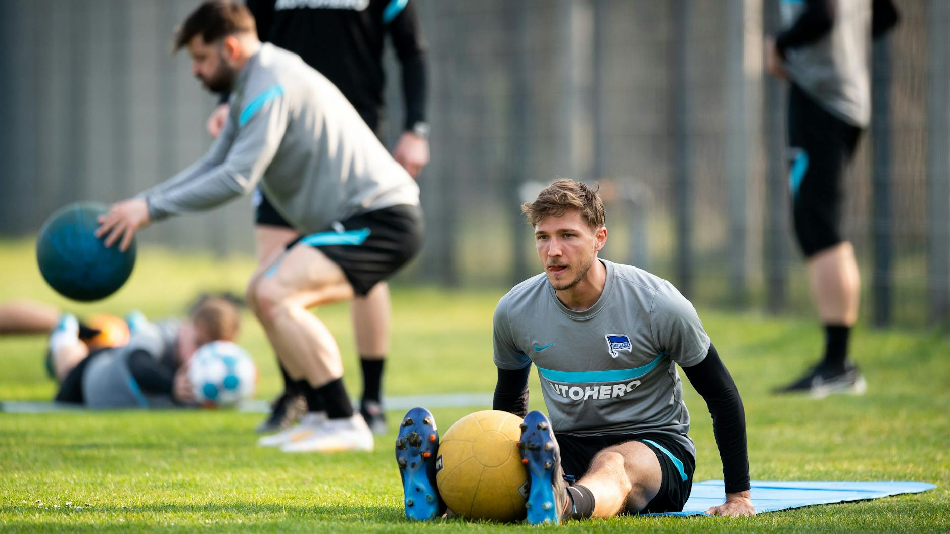Vizekapitän Niklas Stark und Marvin Plattenhardt (l.) sah man die schweißtreibenden Übungen an.