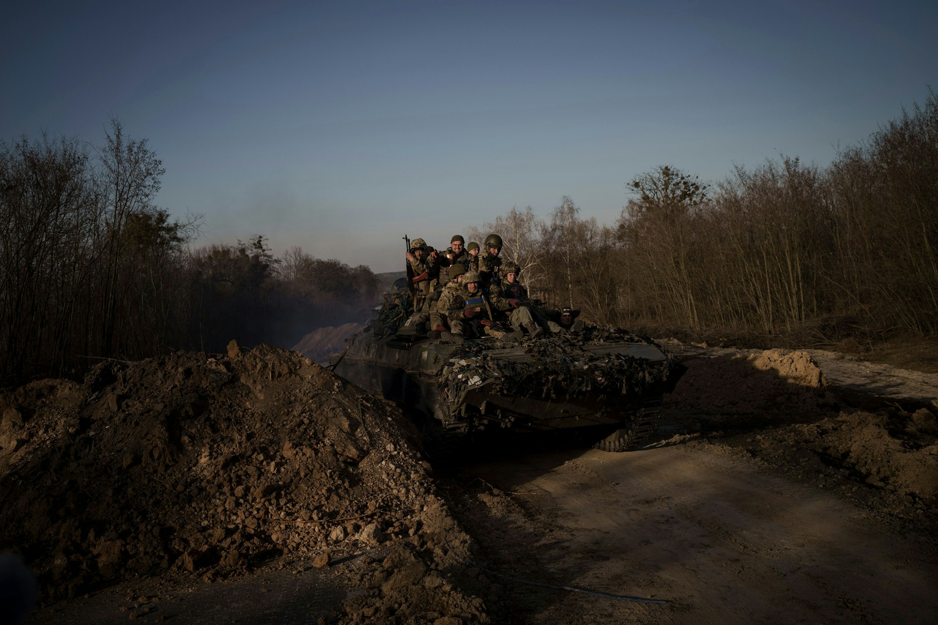 Ukrainische Soldaten fahren auf einem Panzer in der Nähe der Stadt Trostjanez. 