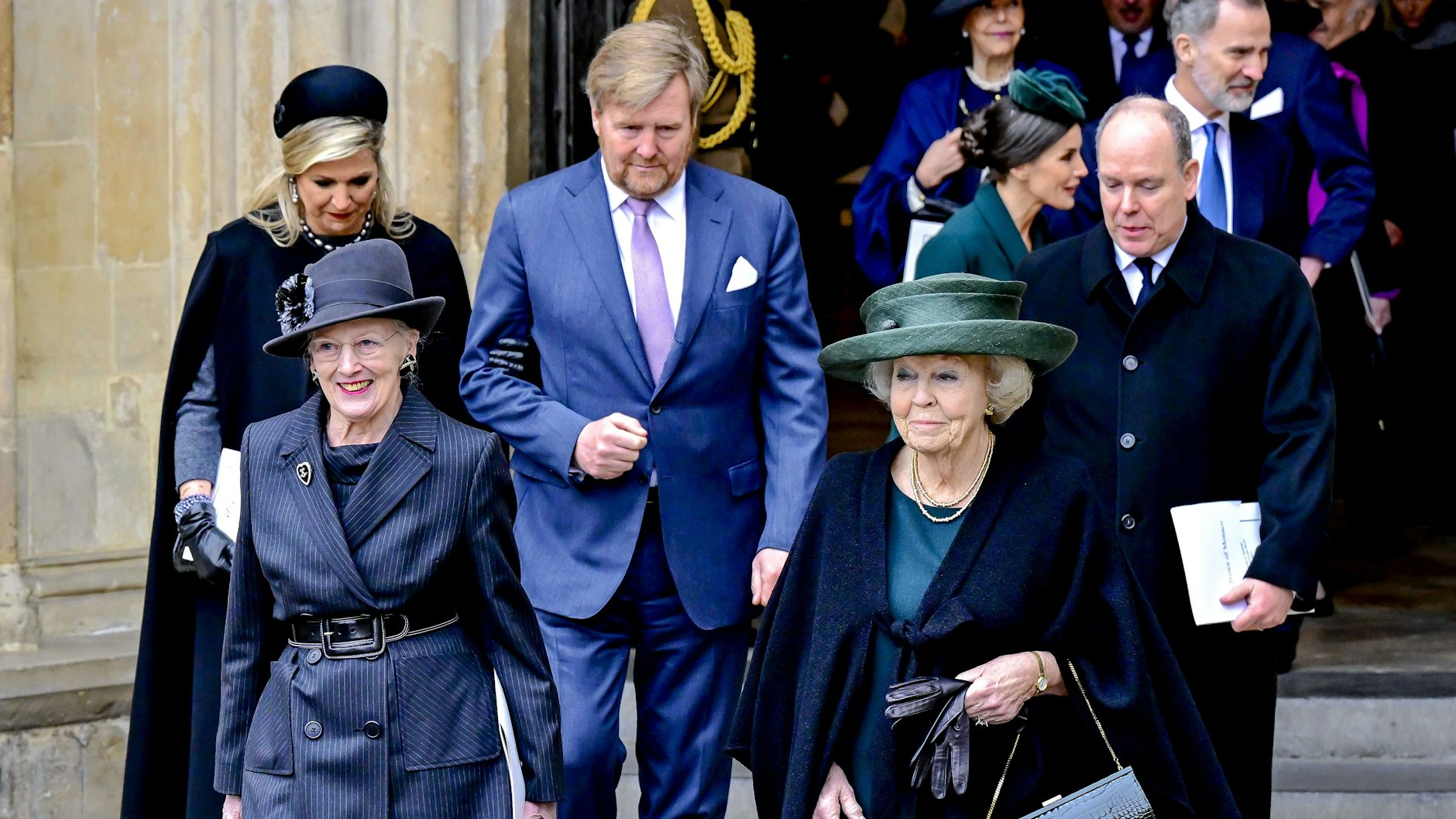 Auch bei der Trauerfeier für Prinz Philip: Königin Margrethe II. von Dänemark und Beatrix, ehemalige Königin der Niederlande, dahinter Königin Maxima und König Willem-Alexander der Niederlande, rechts neben ihnen Albert Fürst von Monaco. Im Hintergrund: König Felipe und Königin Letizia von Spanien.