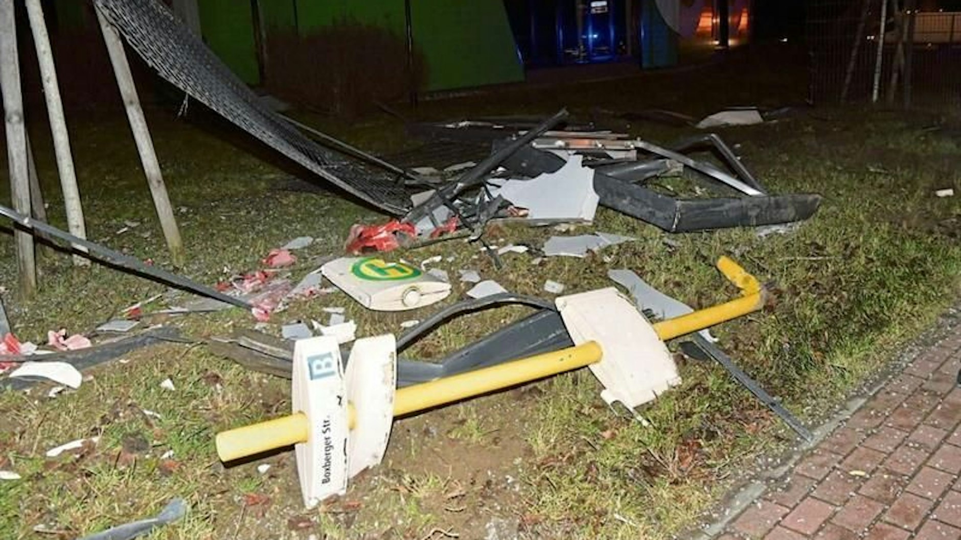 Mit dem Mercedes  rammte er vorher eine BVG-Bushaltestelle.