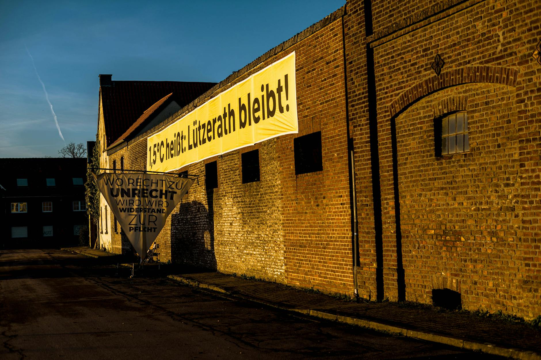 Im Ort Lützerath hängen viele Plakate, die für den Schutz des Dorfes werben.