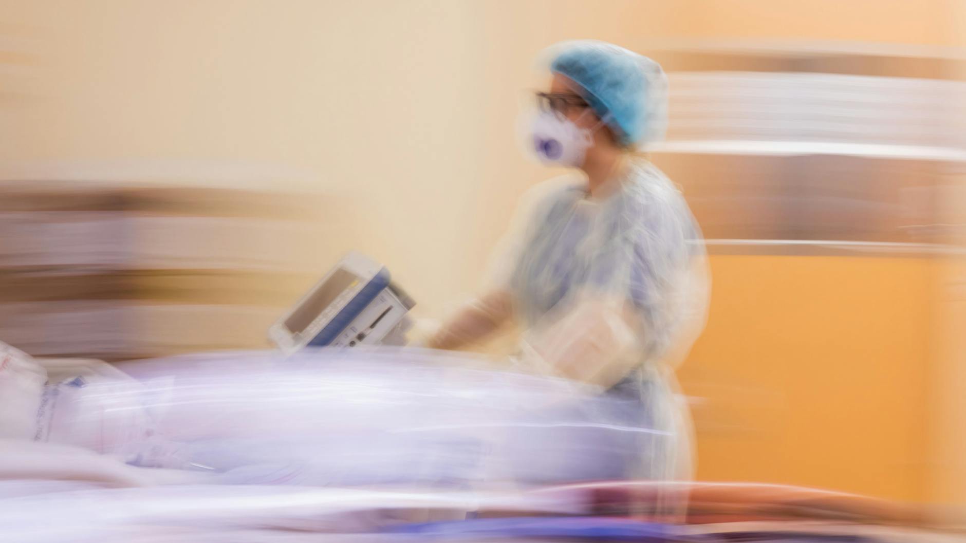 Eine Umfrage zeigt, dass rund 90 Prozent der Krankenhäuser bundesweit aktuell höhere krankheitsbedingte Personalausfälle in patientennahen Bereichen haben als üblich.