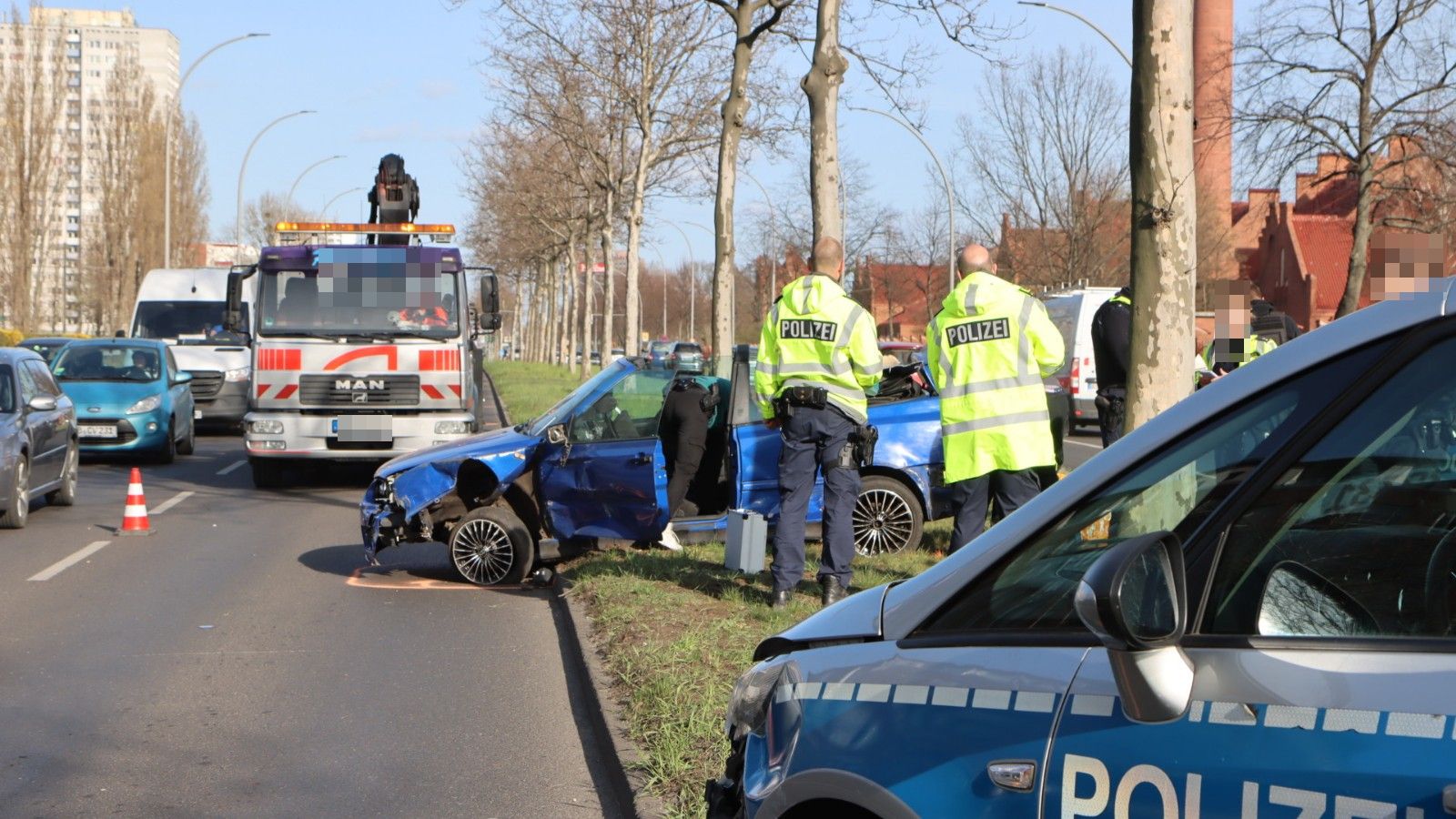 Wilde Verfolgungsjagd von Friedrichshain bis nach Lichtenberg – Raser rammt zwei Polizeiautos