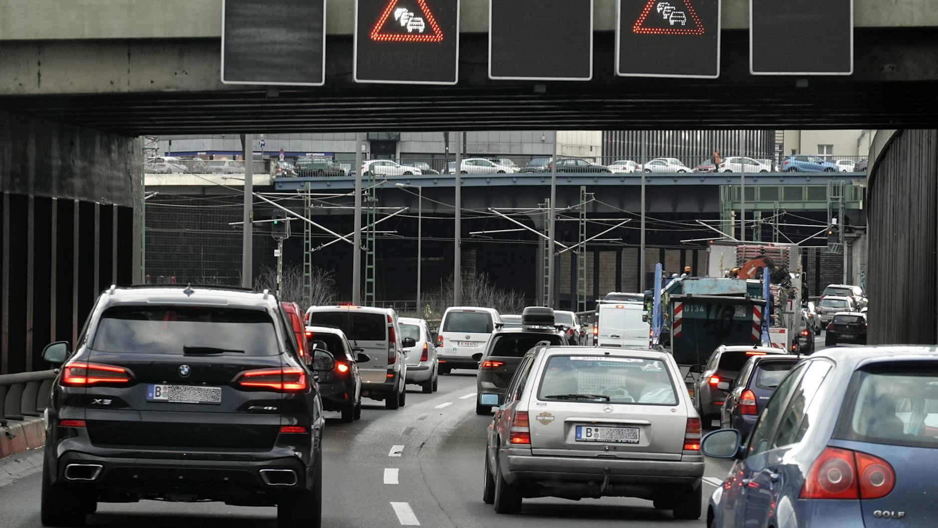 Stau auf der Autobahn A100. Der Stadtring ist eine der am stärksten belasteten Straßen im Land.